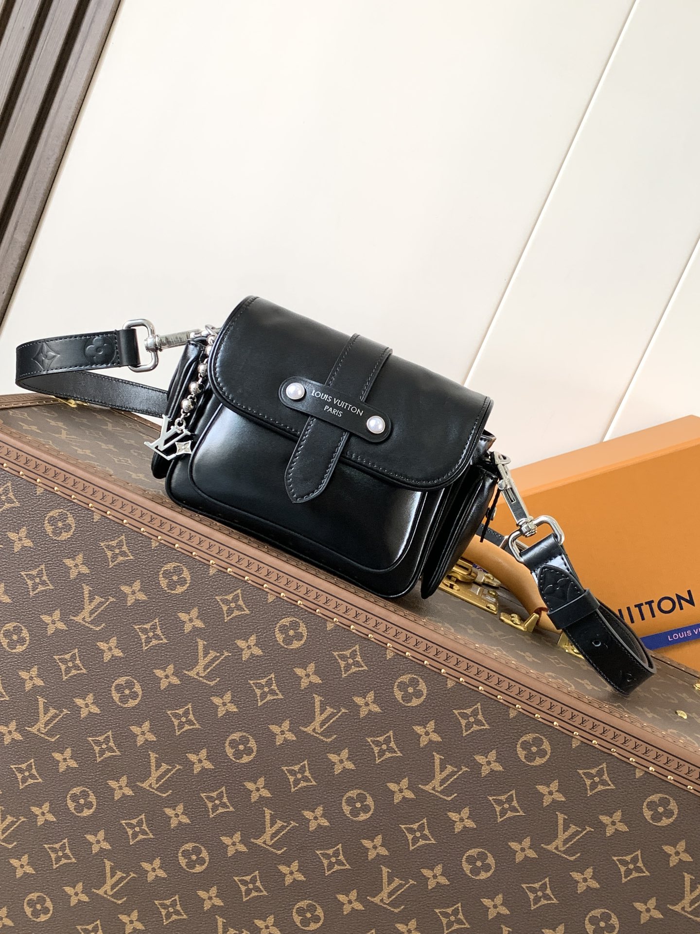 TOP Louis Vuitton LV Cargo Mini Handbag 23cm - Black