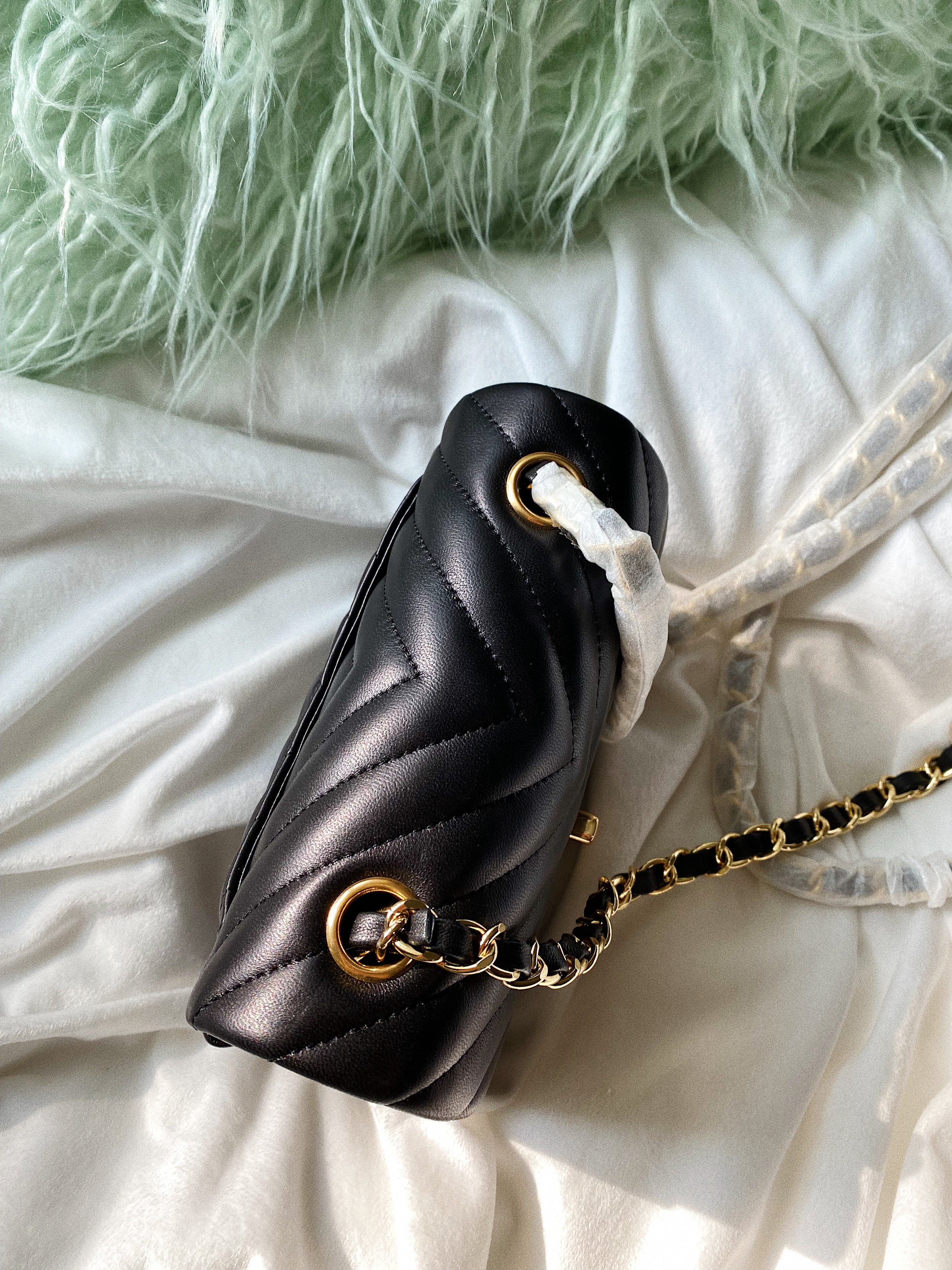 TOP CHANEL Classic Flap Bag Chevron Mini 20cm - Black