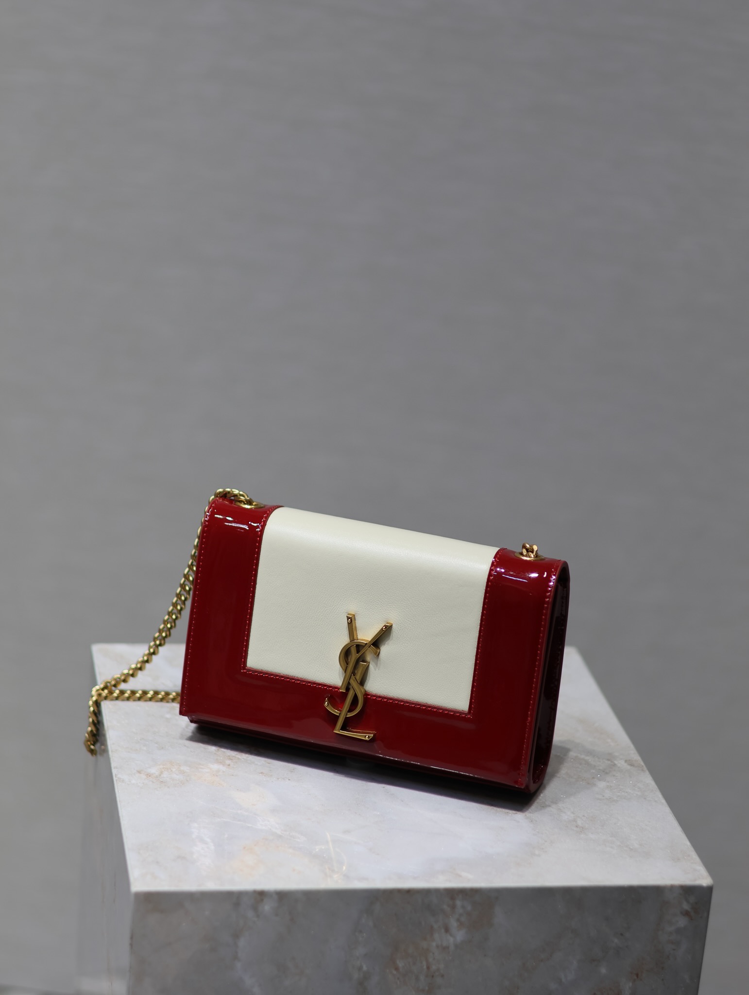 TOP Yves Saint Laurent YSL Lacquer Leather Kate Bags 20x13.5x6cm - Red Paired With White&GHW