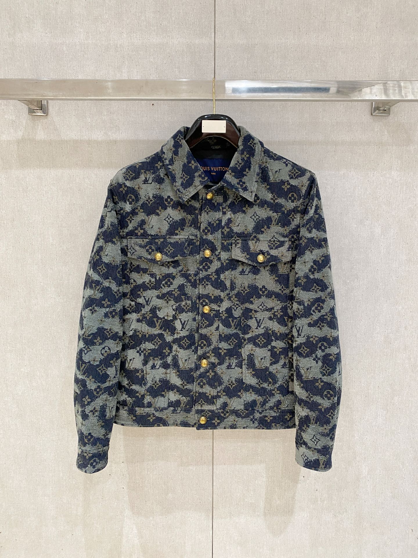 主推🌟🌟LV天蓝拼色牛仔外套 26秋冬季最新设计款 顶级品质 路易威登秀场新品牛仔夹克 完美品相工艺、非常出彩的设计，轻松将时髦感进阶，做工极为考究严谨，走线工整细致！大牌设计师巨作！呈现休闲裁剪