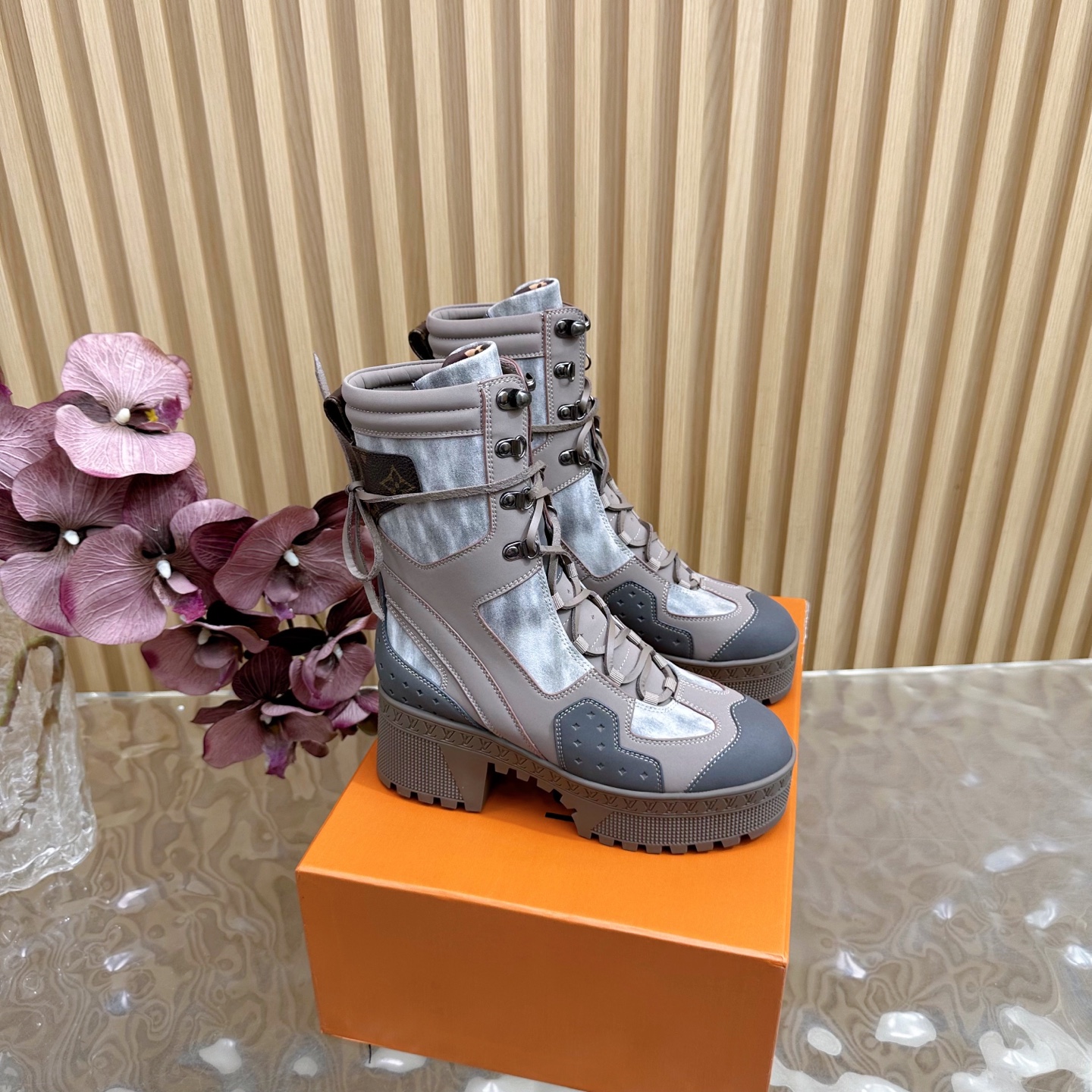TOP Louis Vuitton LV Short Boots - 2 Colors