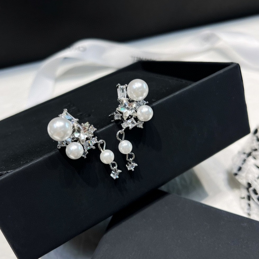 TOP CHANEL Pearl Earrings