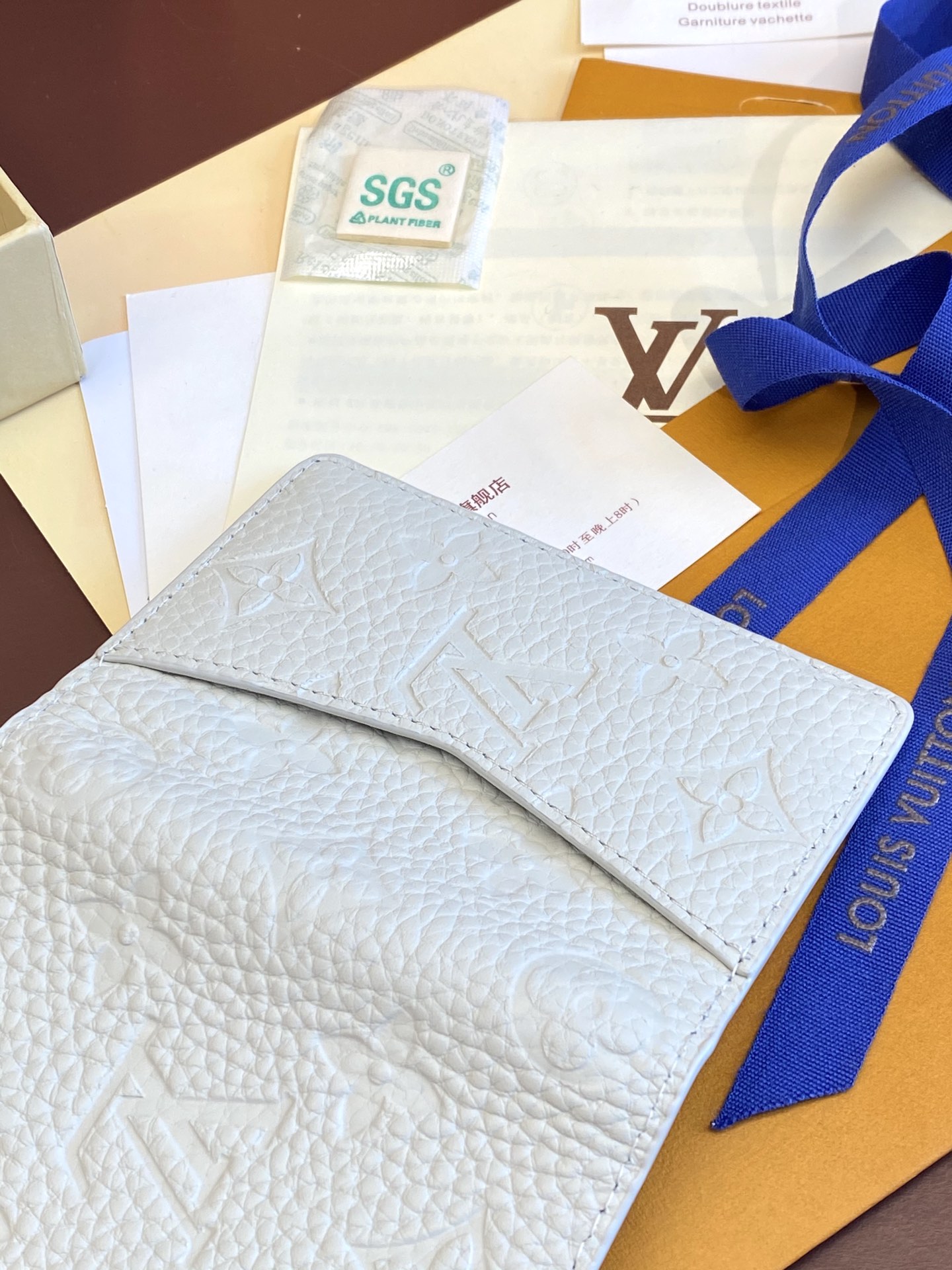 TOP Louis Vuitton LV Taurillon Card Bag Monogram Cowhide 11*7.5*1cm - White