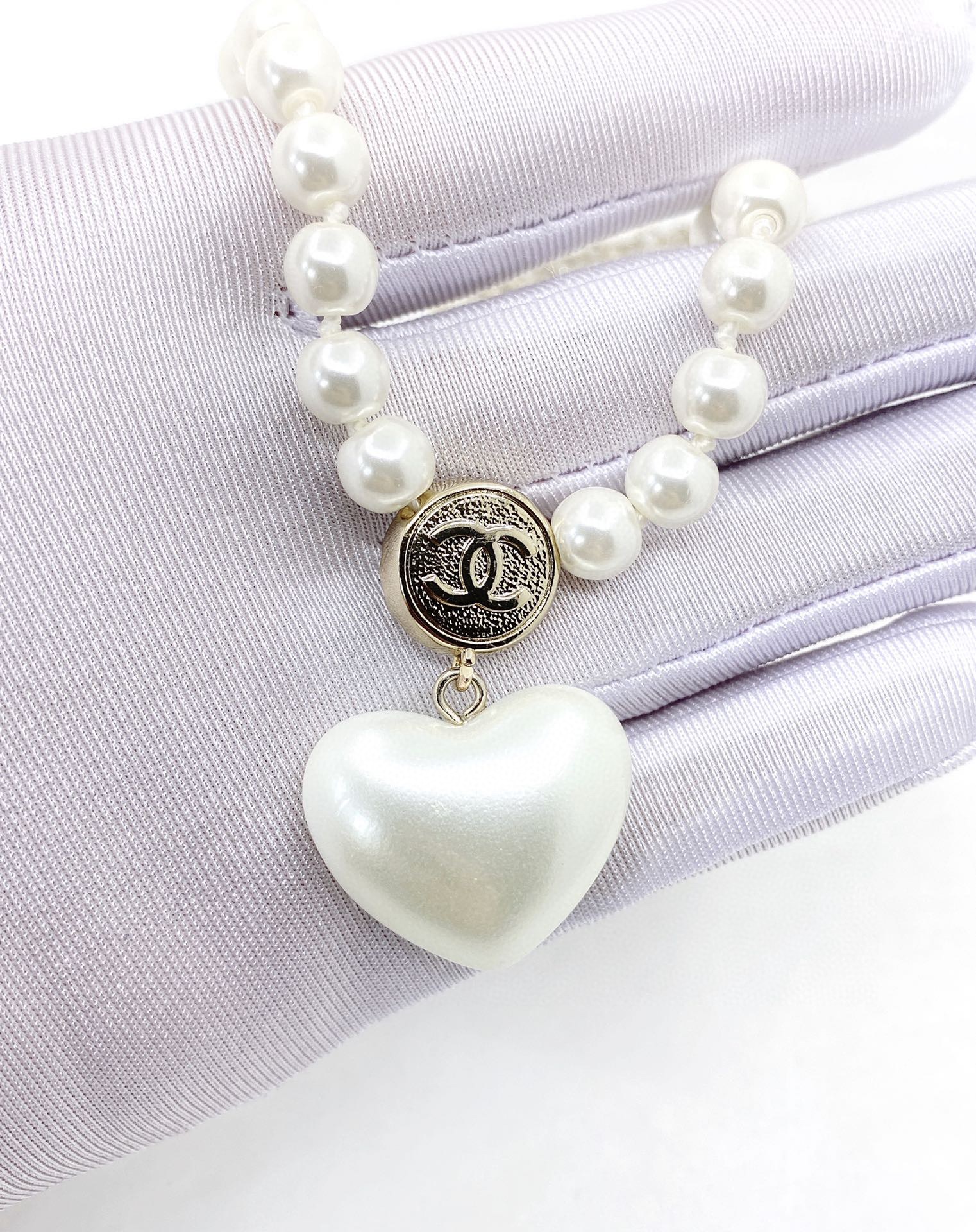 TOP CHANEL Diamond Logo Heart Pendant Pearl Necklace