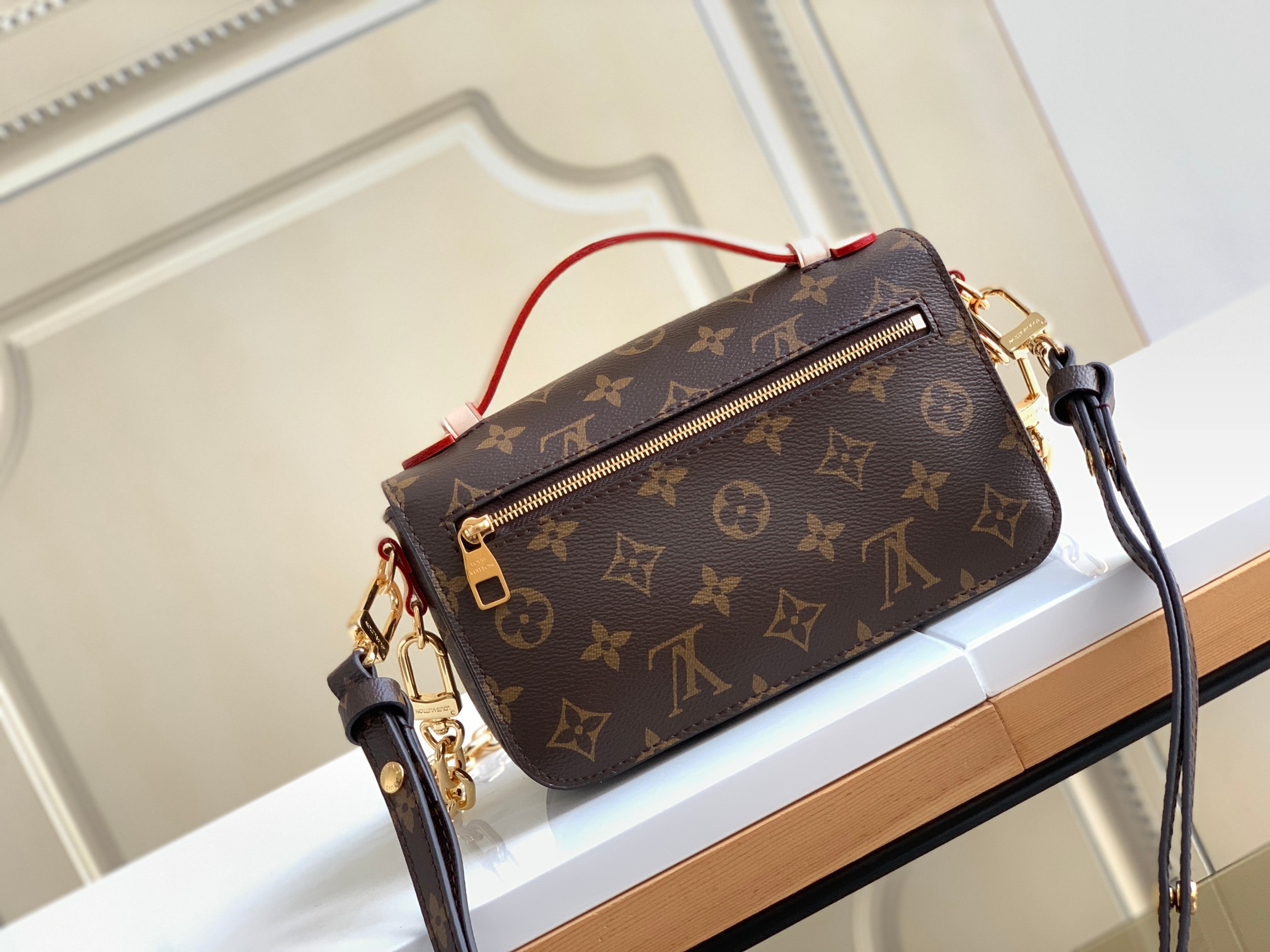 TOP Louis Vuitton LV East West Métis 21.5 x 6 x 13.5cm - 2 Colors