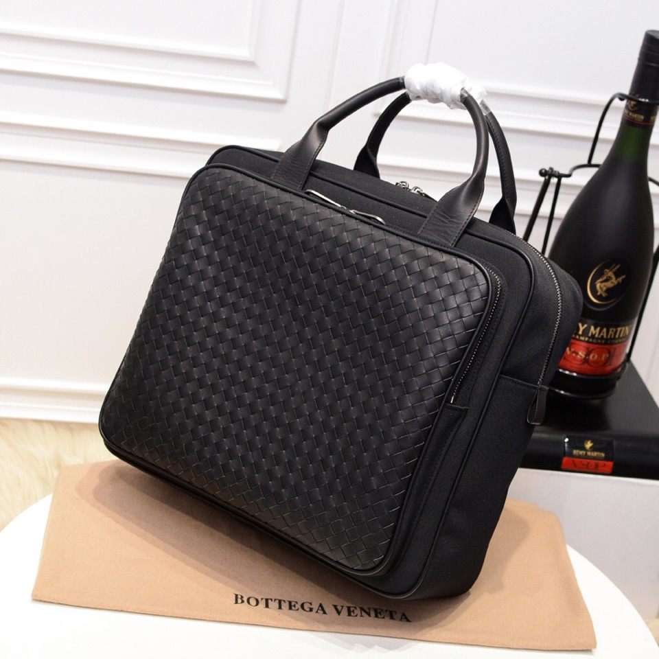 TOP Bottega Veneta Handwoven Cowhide Handbag- Black