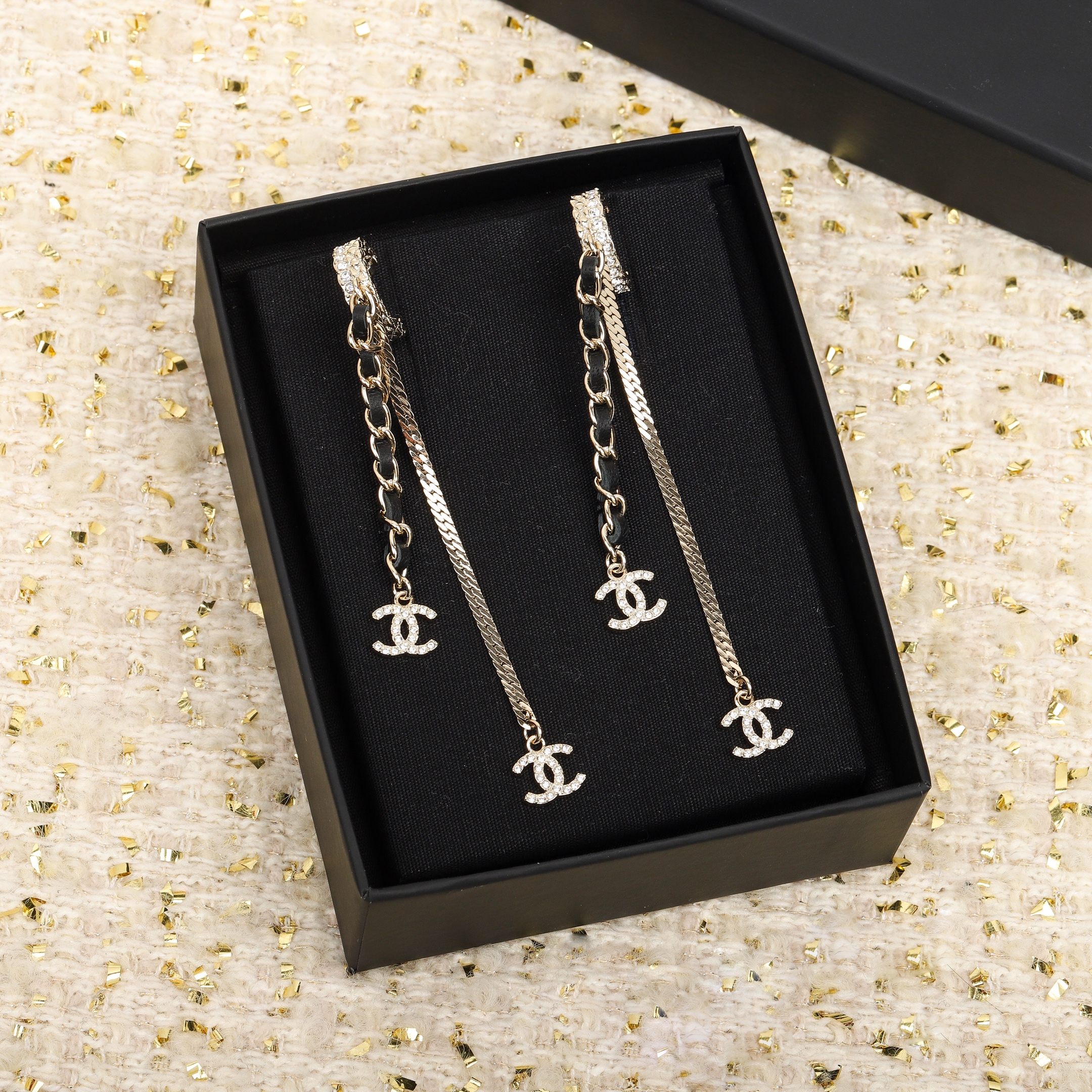 TOP CHANEL Earrings- Gold