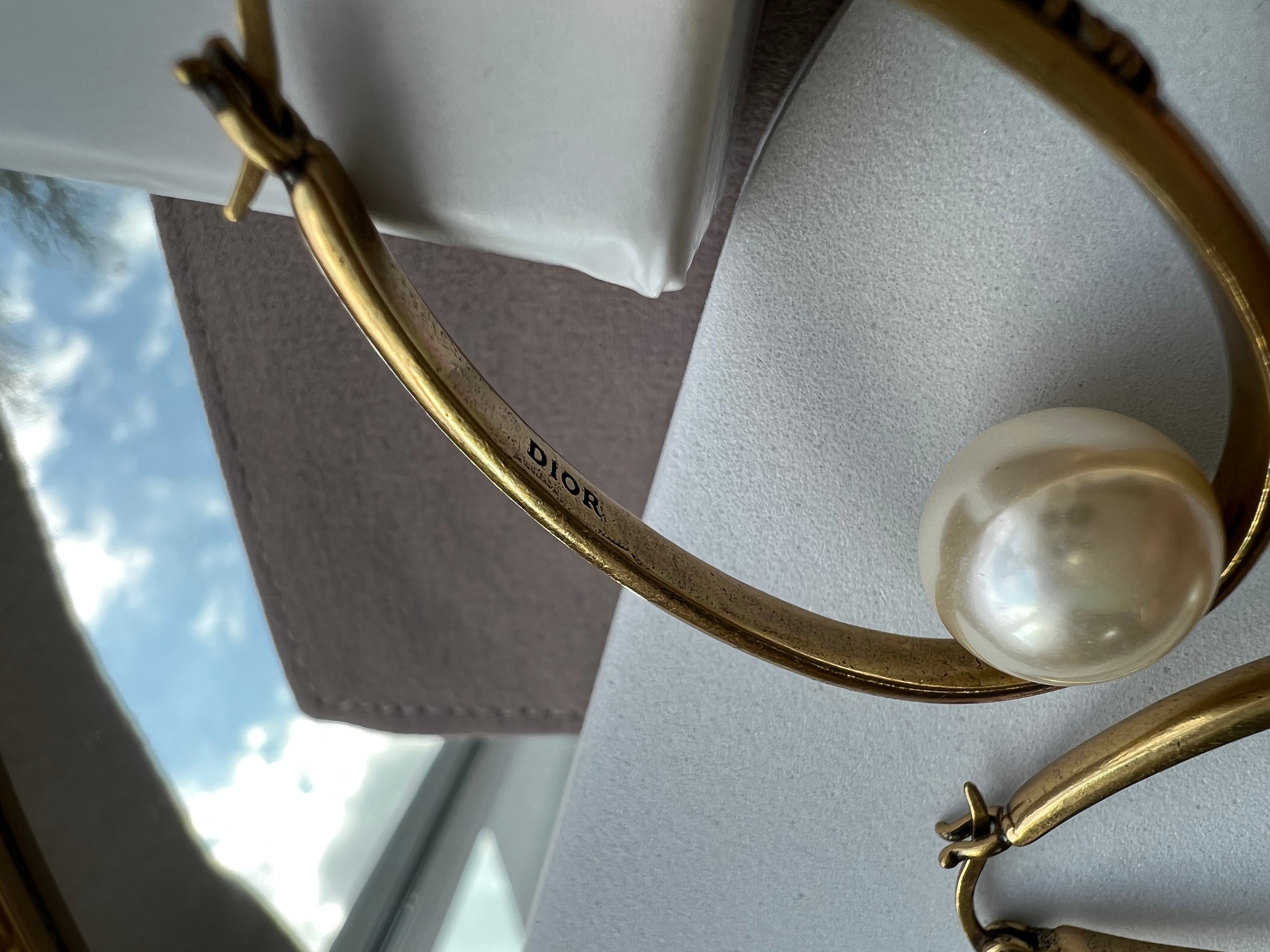 TOP Christian Dior J'AChristian Dior Faux Pearl Oval Hoop Earrings - Gold