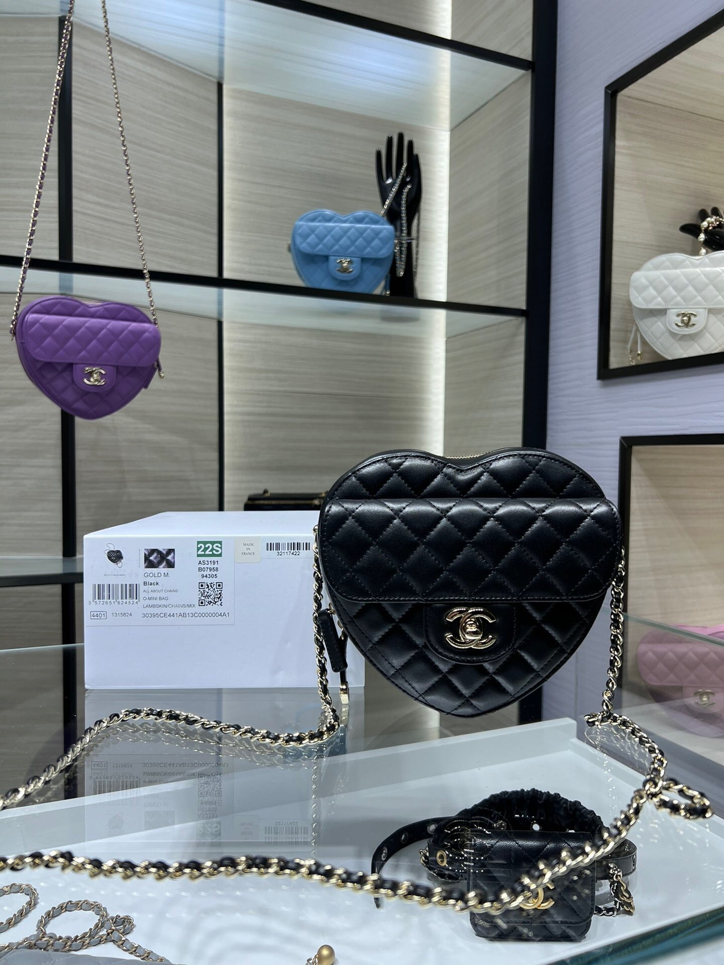 TOP CHANEL Heart Bag Large 16.5x18x6.5cm - Black & GHW