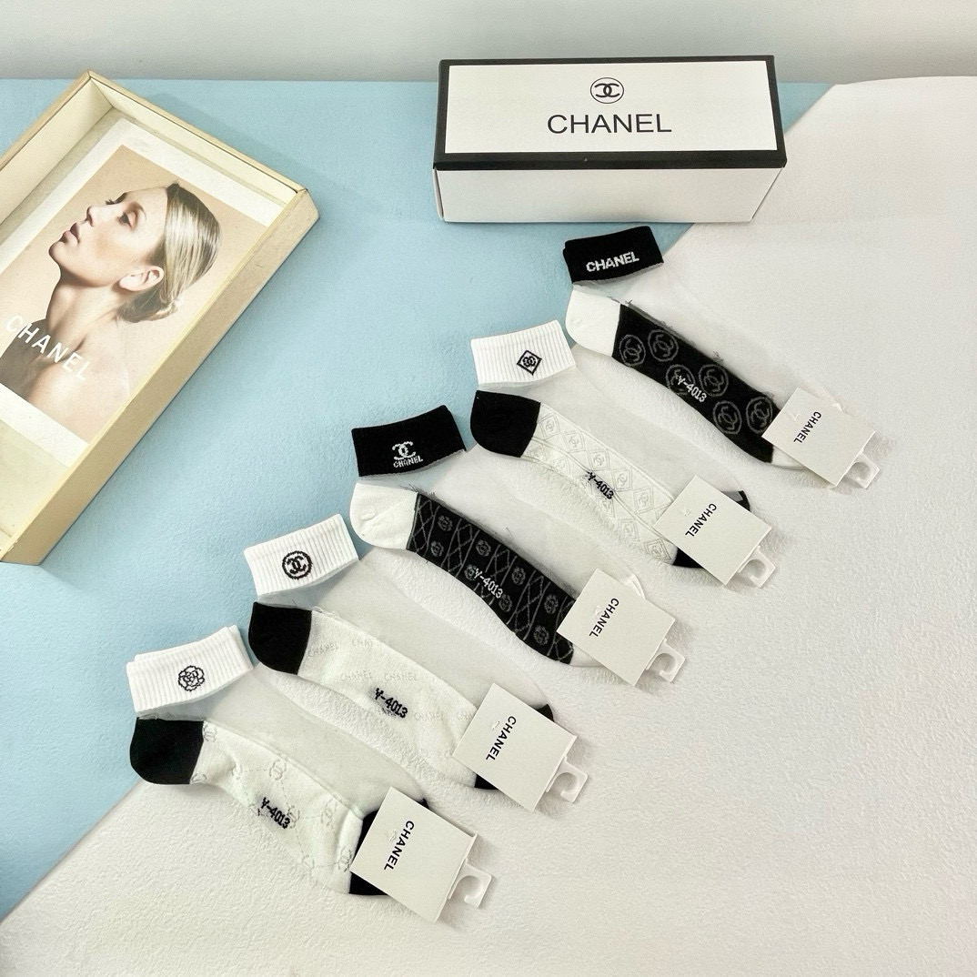 TOP CHANEL Socks - 5 Pieces as a Set