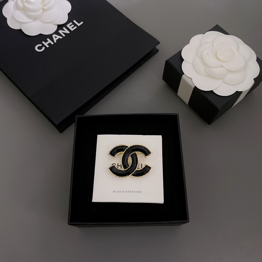 TOP CHANEL Double C Classic Brooch - Black
