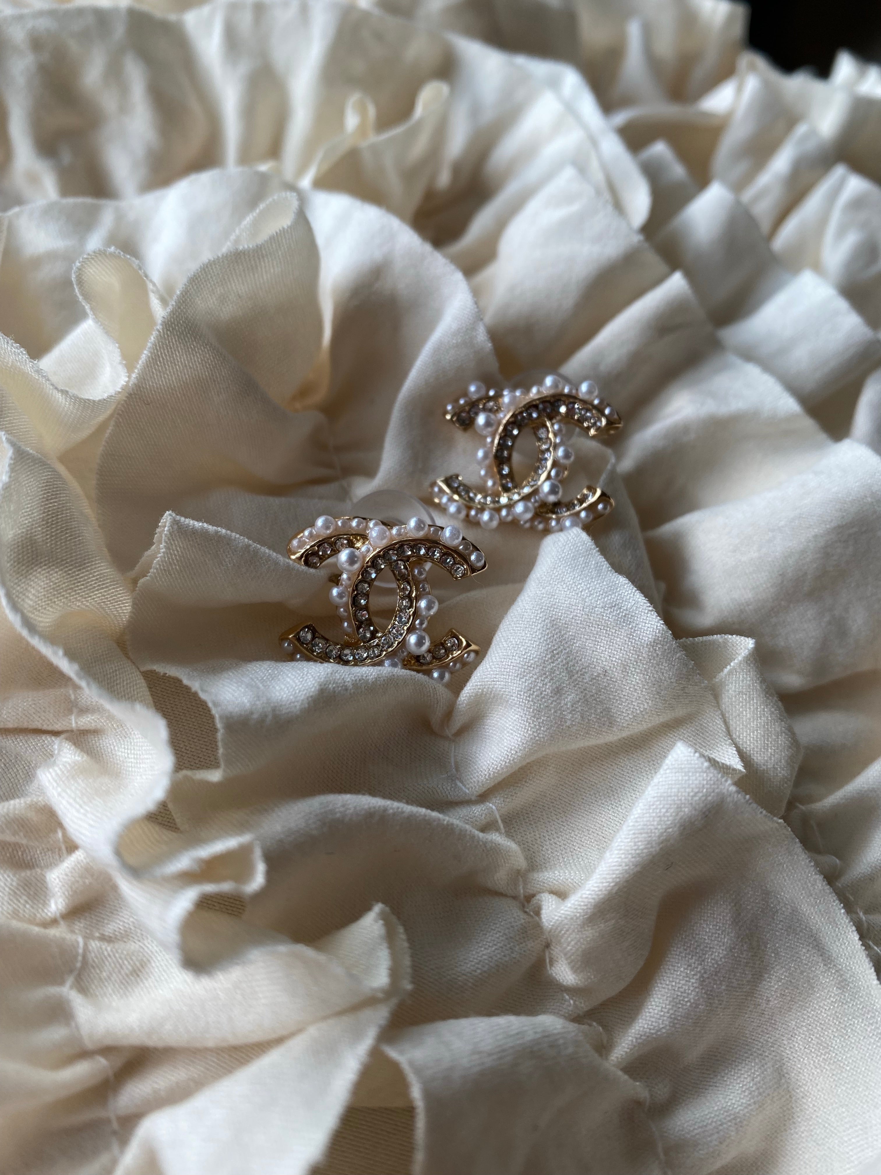 TOP CHANEL Stud Pearls Earrings