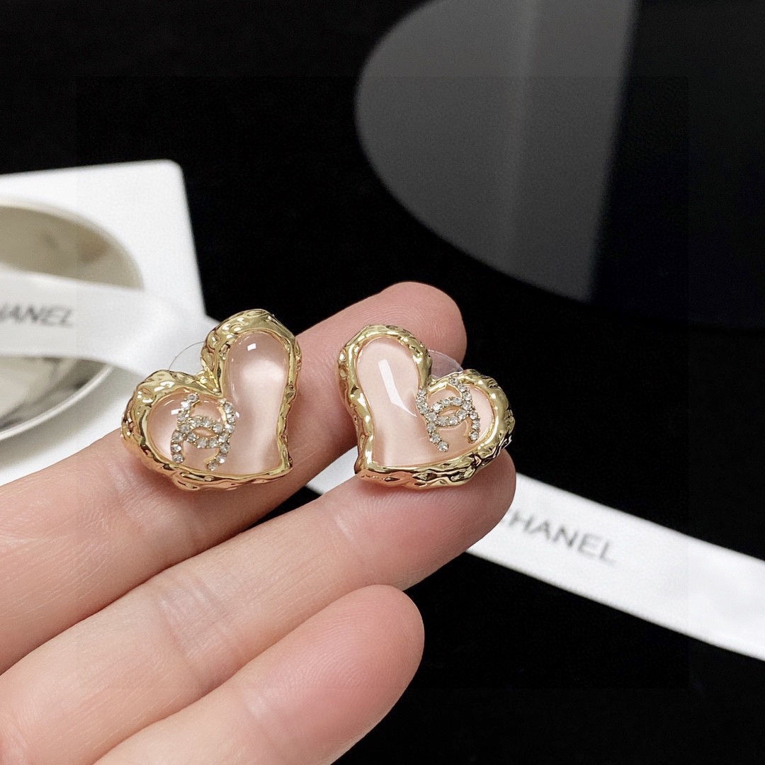 TOP CHANEL Classic Heart Stud Earrings - Pink