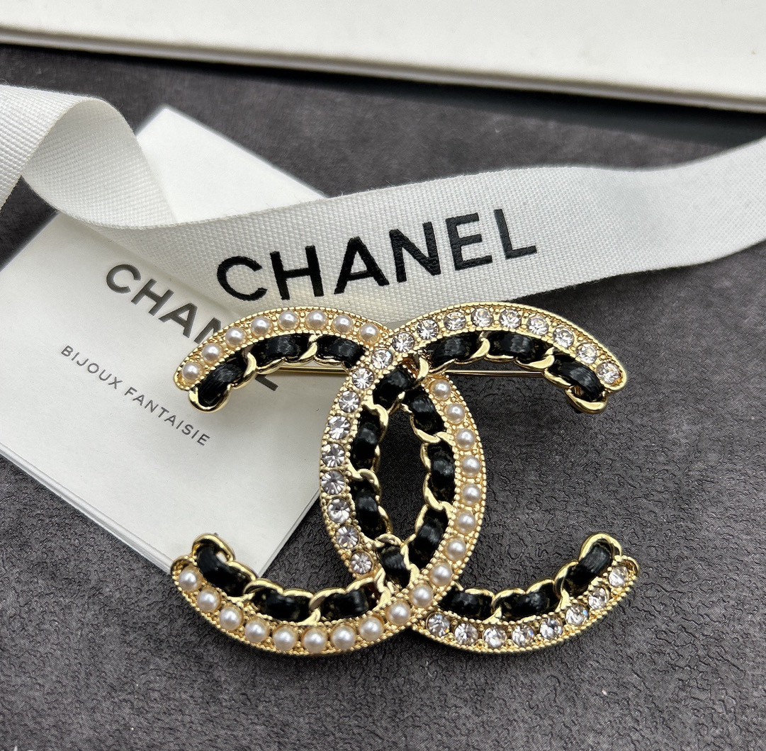 TOP CHANEL New Leather And Pearl Studded Brooch
