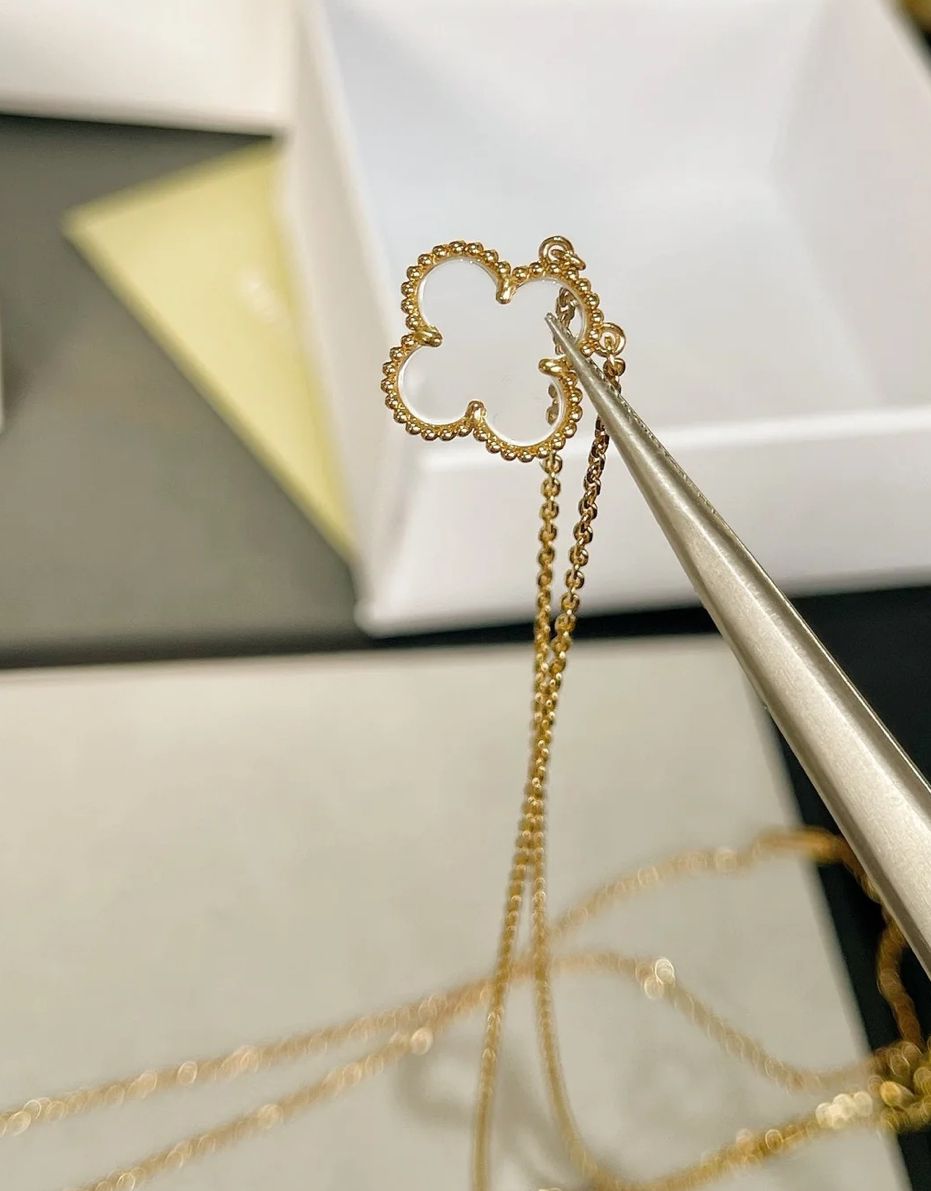 TOP Van Cleef & Arpels VCA Single Motif Albraham Necklace - Gold