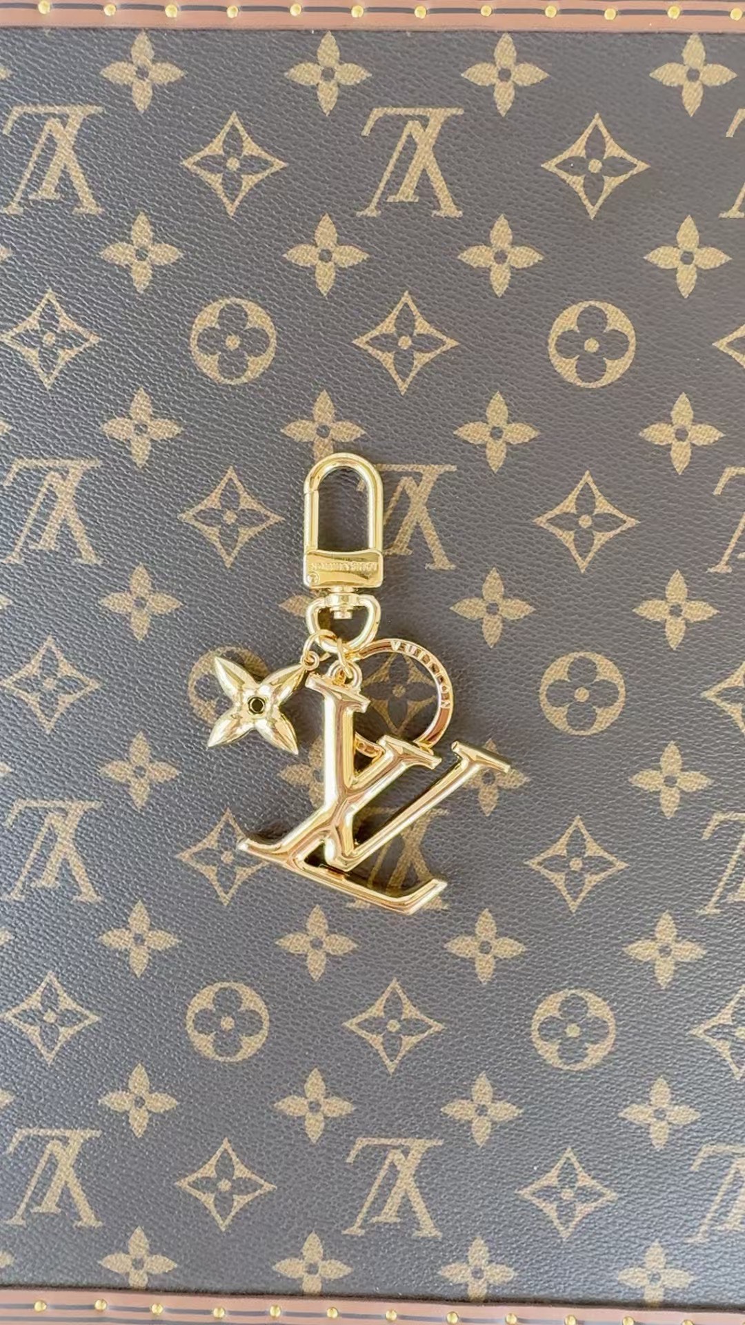 TOP Louis Vuitton LV  Key Chain-Gold