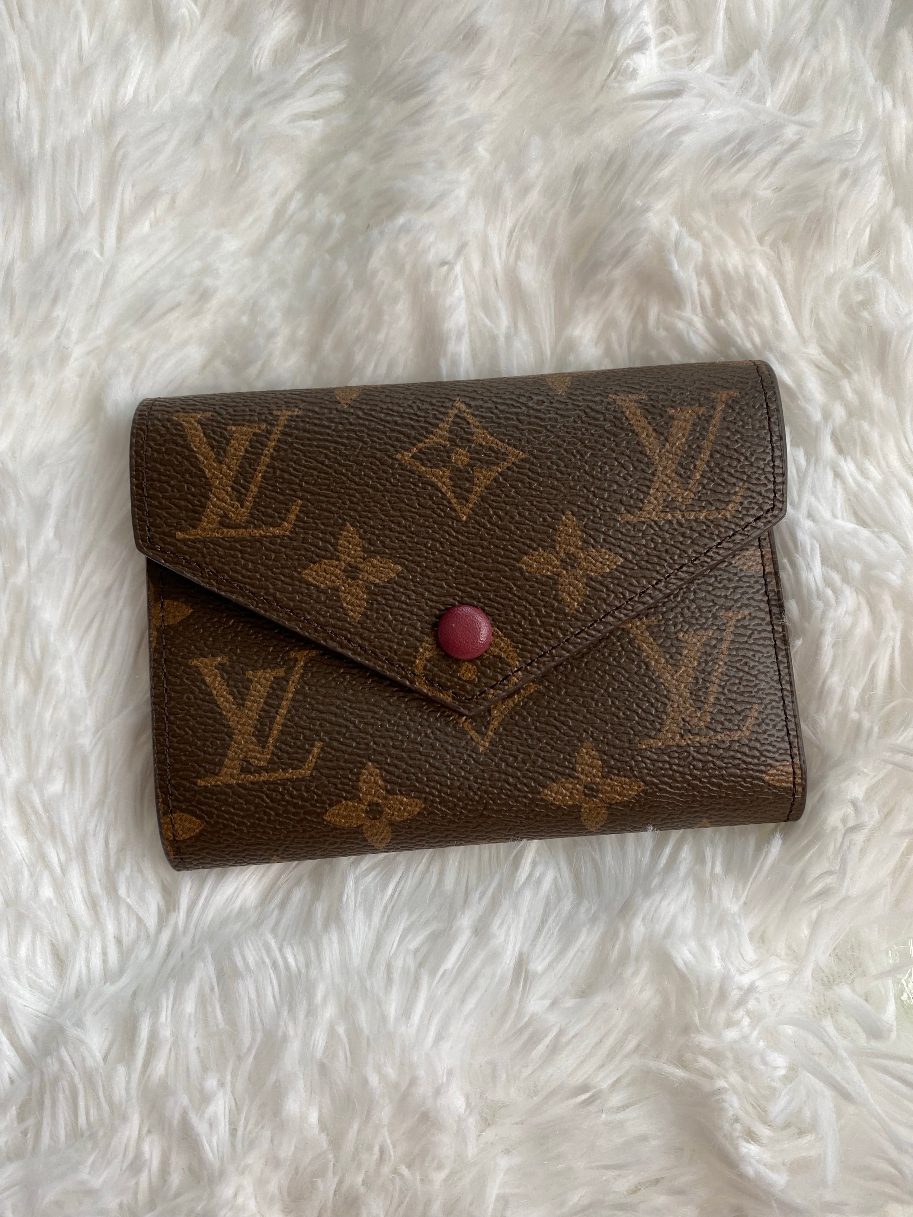 TOP Louis Vuitton LV £V Monogram Victorine Fold Wallet - Dark Pink