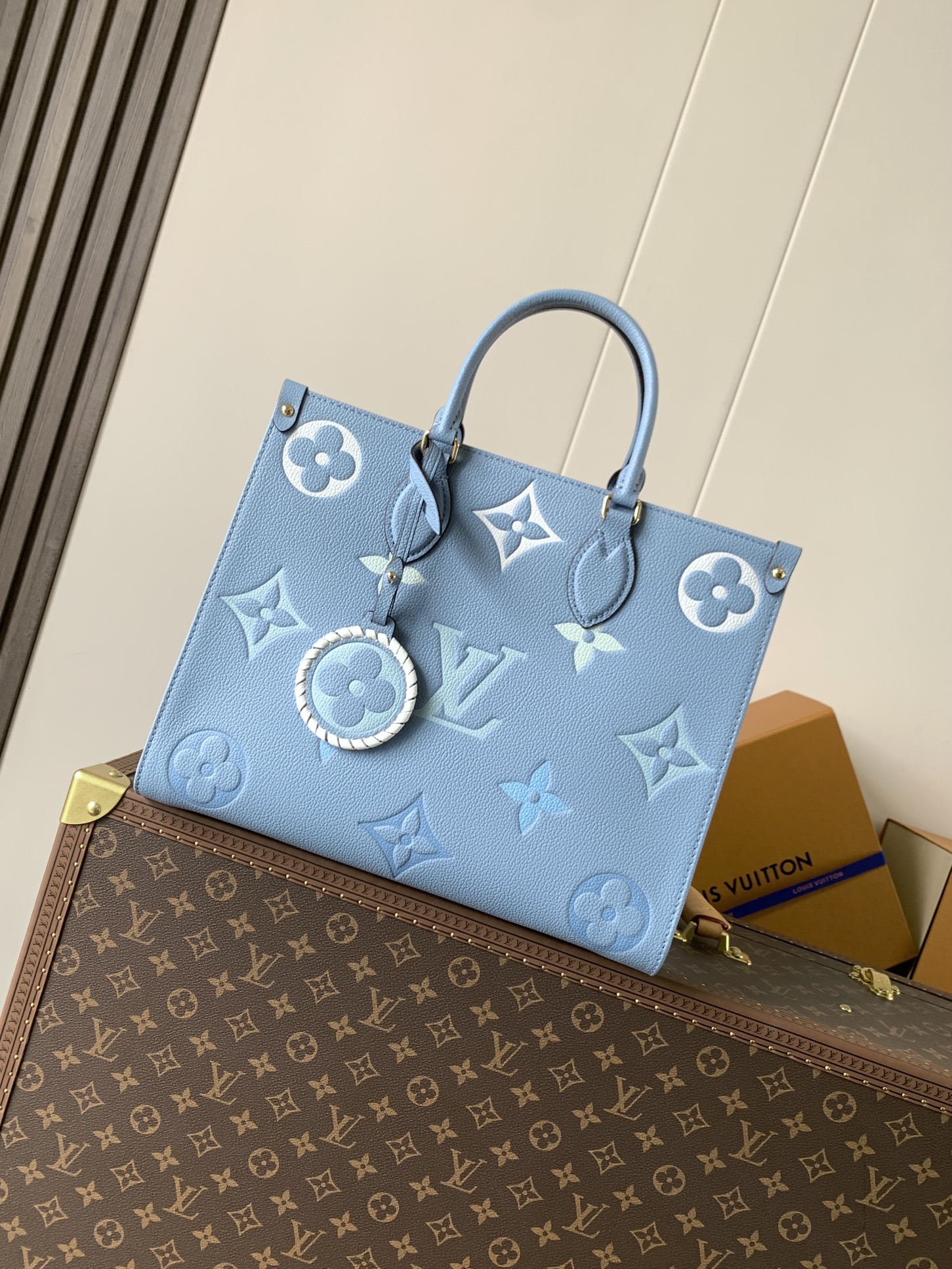 TOP Louis Vuitton LV  On The Go Handbag 34.0 x 26.0 x 13.0cm - Blue