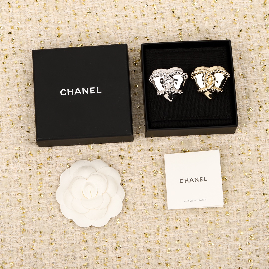 TOP CHANEL Love Brooch - 2 Colour