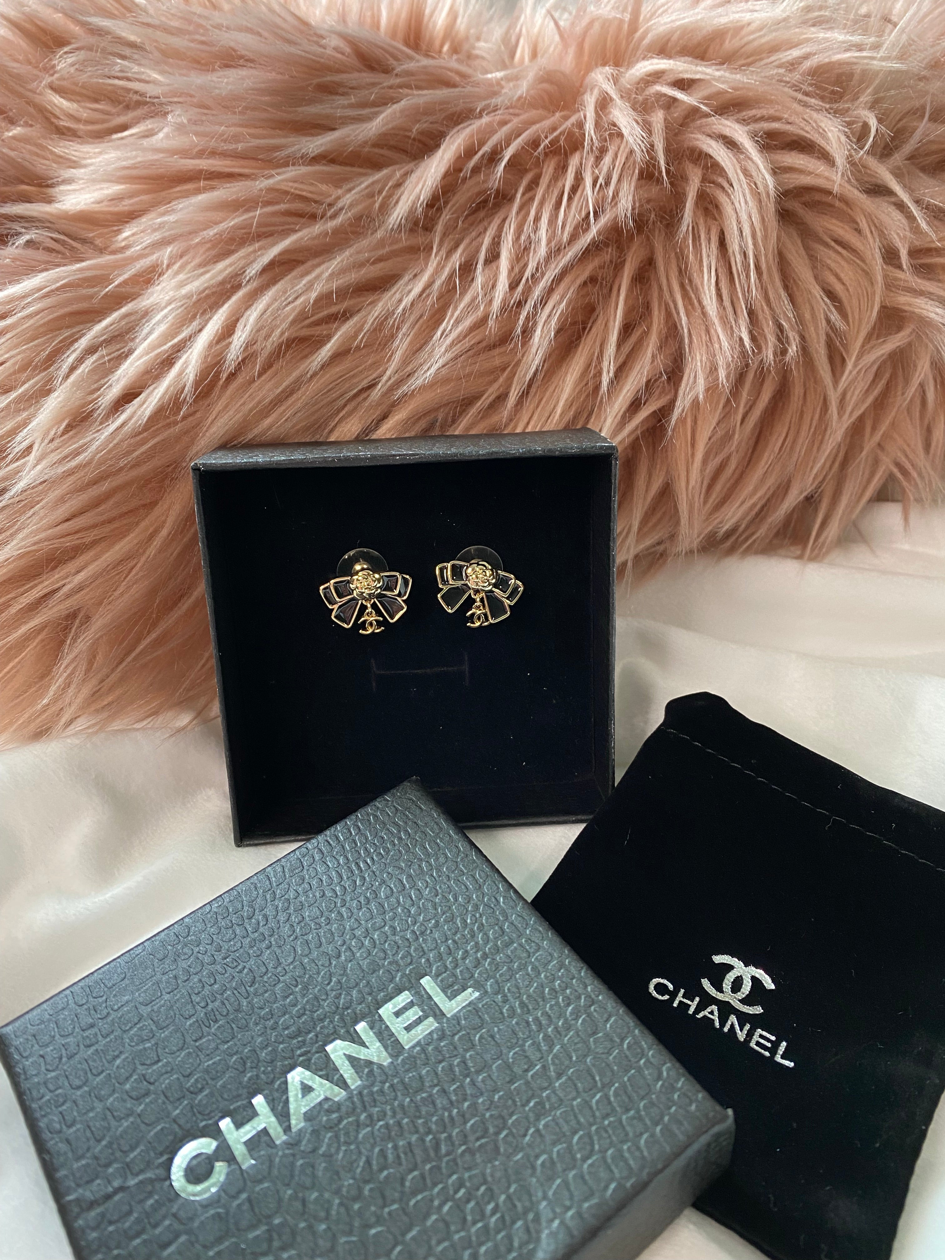 TOP CHANEL Bow Earrings