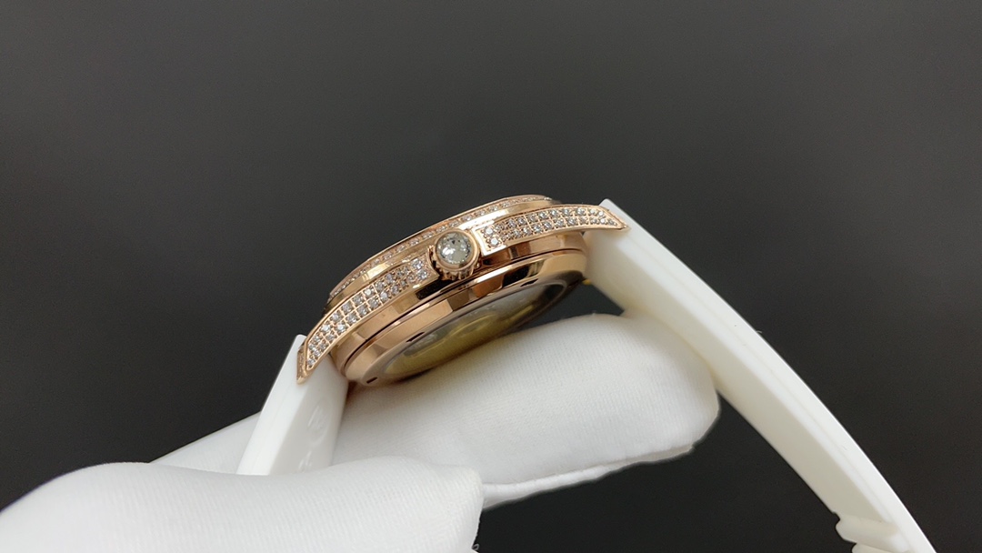 TOP Patek Philippe AQUANAUT Women's 35.6mm Watch - White with Gold