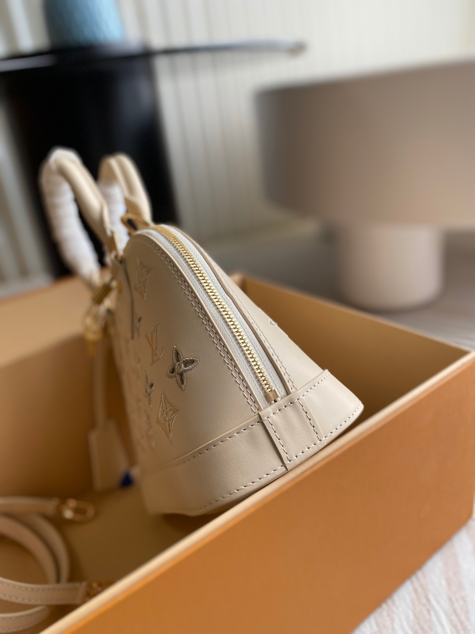 TOP Louis Vuitton LV Alma BB Bag 23.5x17.5x11.5cm - Beige