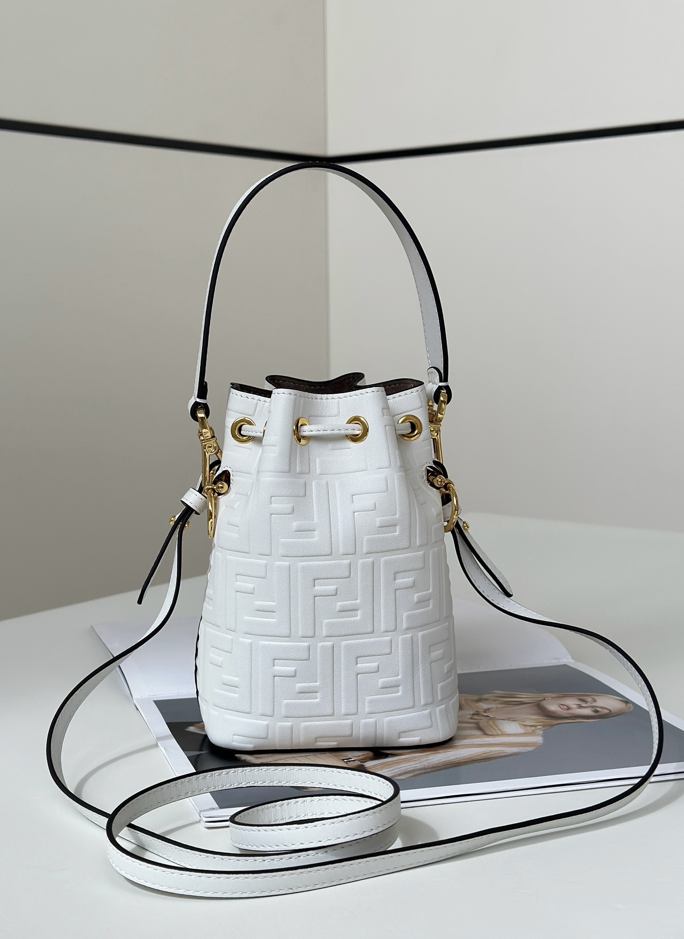 TOP FENDI Mon Tresor Bucket Bag Cowhide 18x12x10cm - White