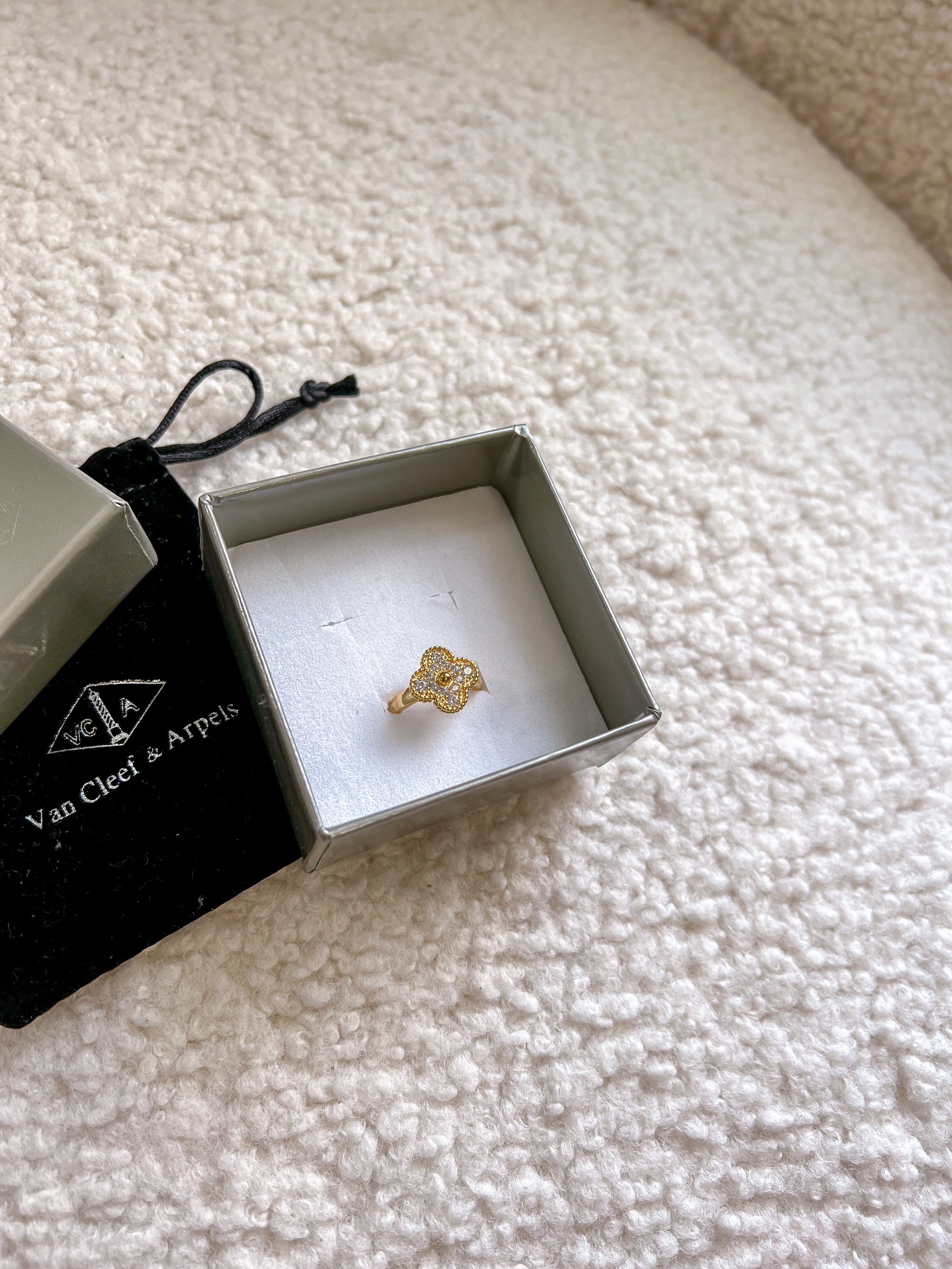 TOP Van Cleef & Arpels VCA Single Motif Ring w Stones - Gold