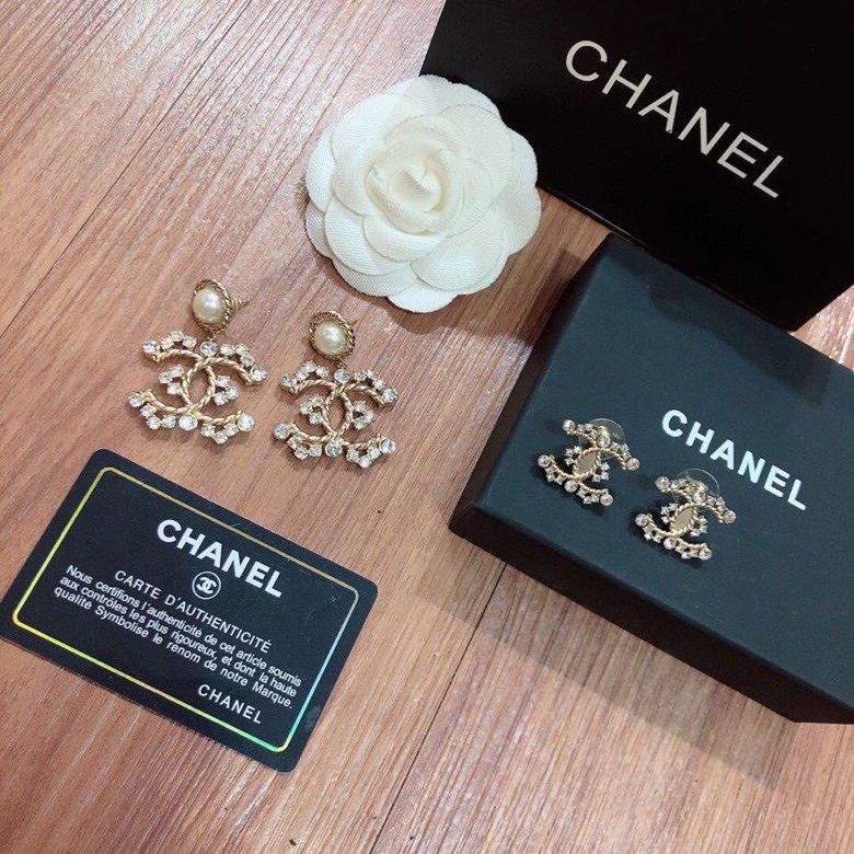 TOP CHANEL Pearl Diamond Earrings