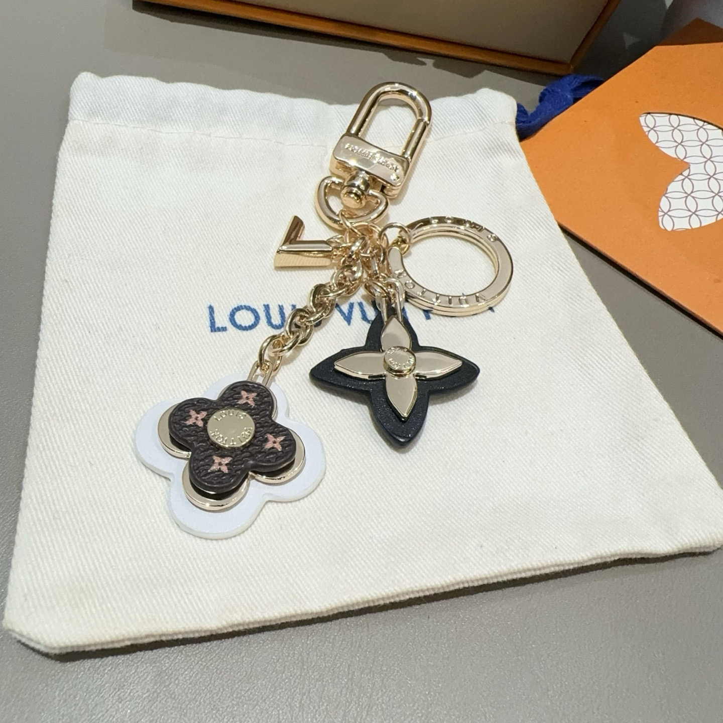 TOP Louis Vuitton LV Keychain - Brown