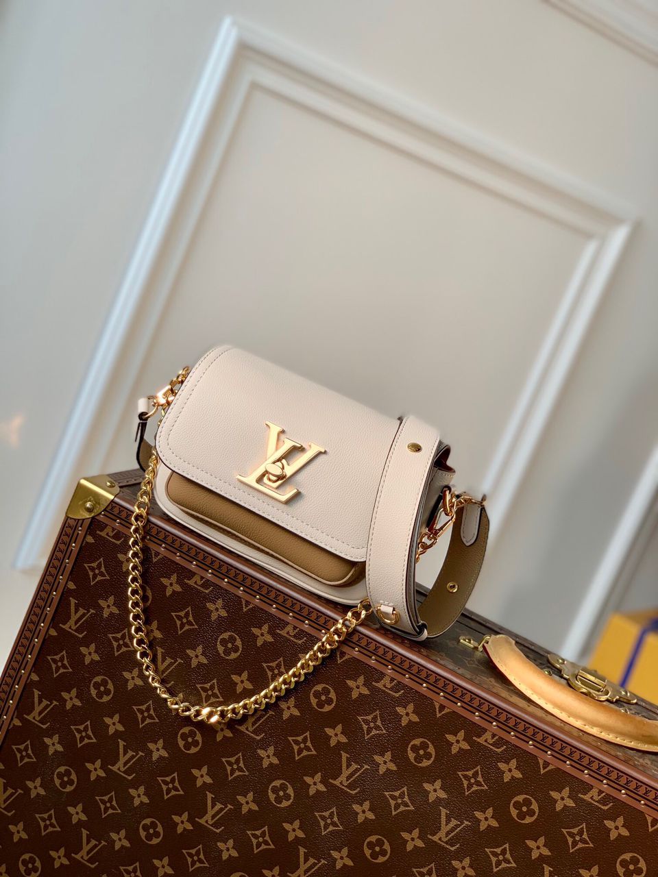 TOP Louis Vuitton LV L*V Lock Me Tender 21*10*15 cm - Cream w Brown