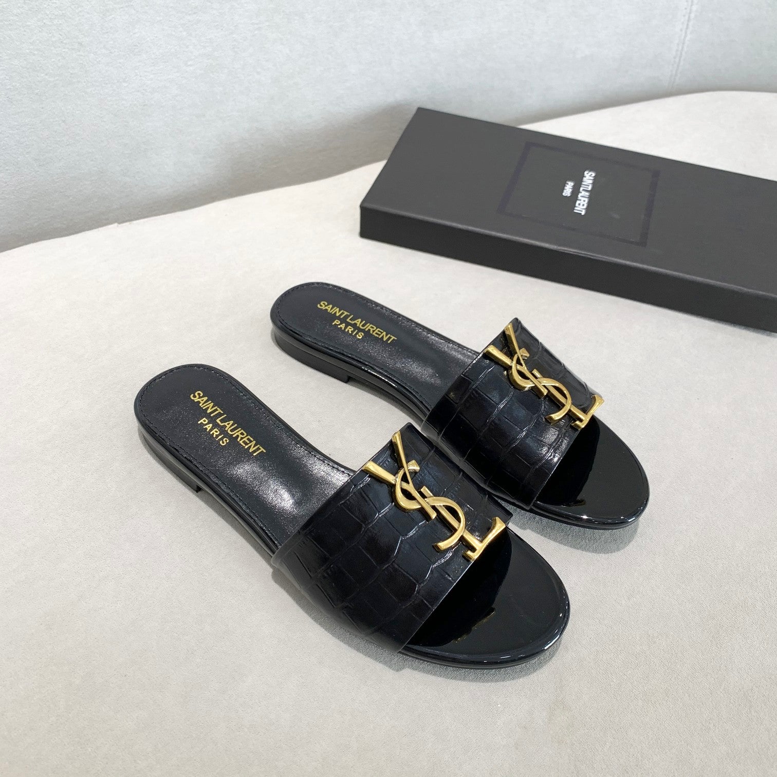 TOP Yves Saint Laurent YSL Monogram Croc Slide - Black
