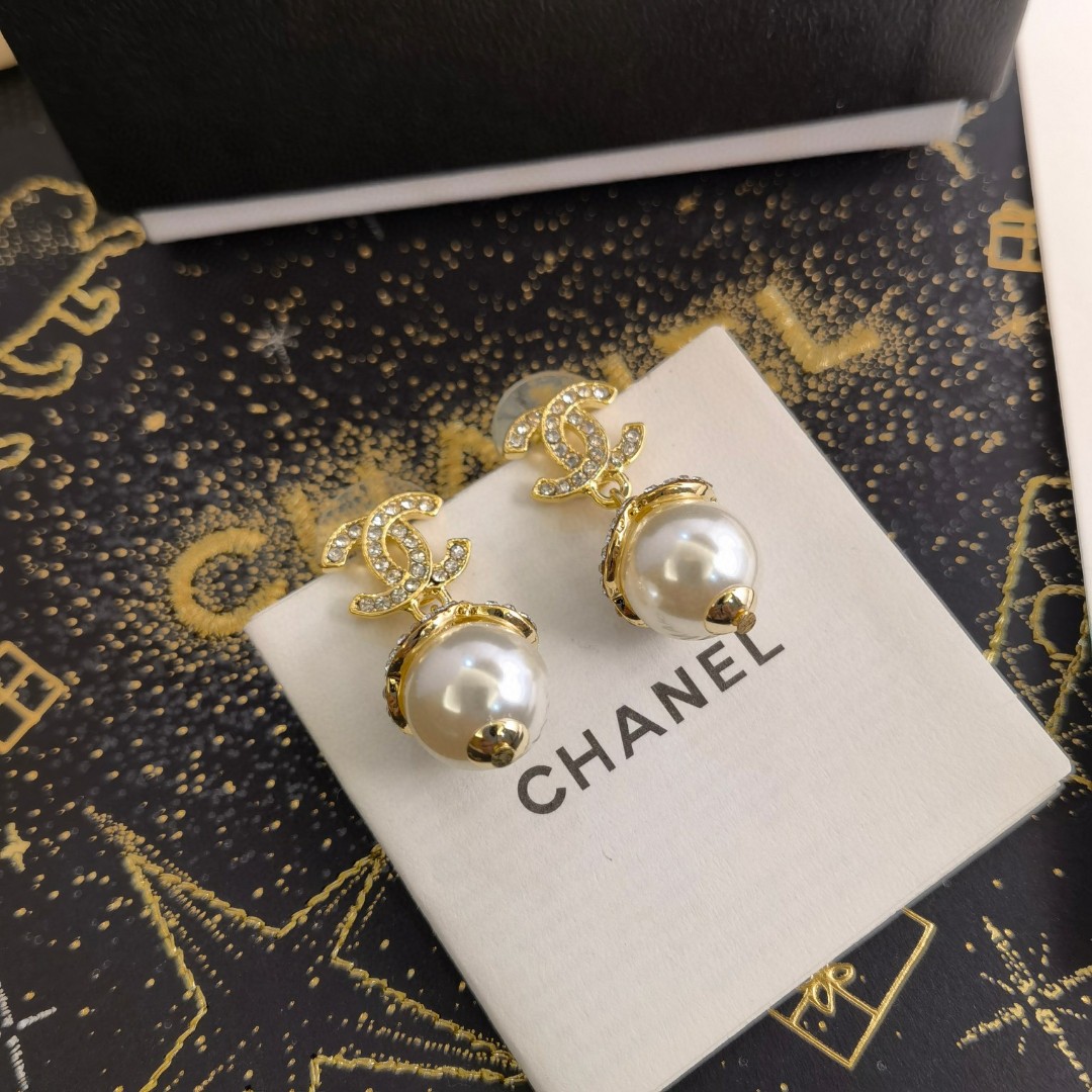 TOP CHANEL Double C Pearl Earrings