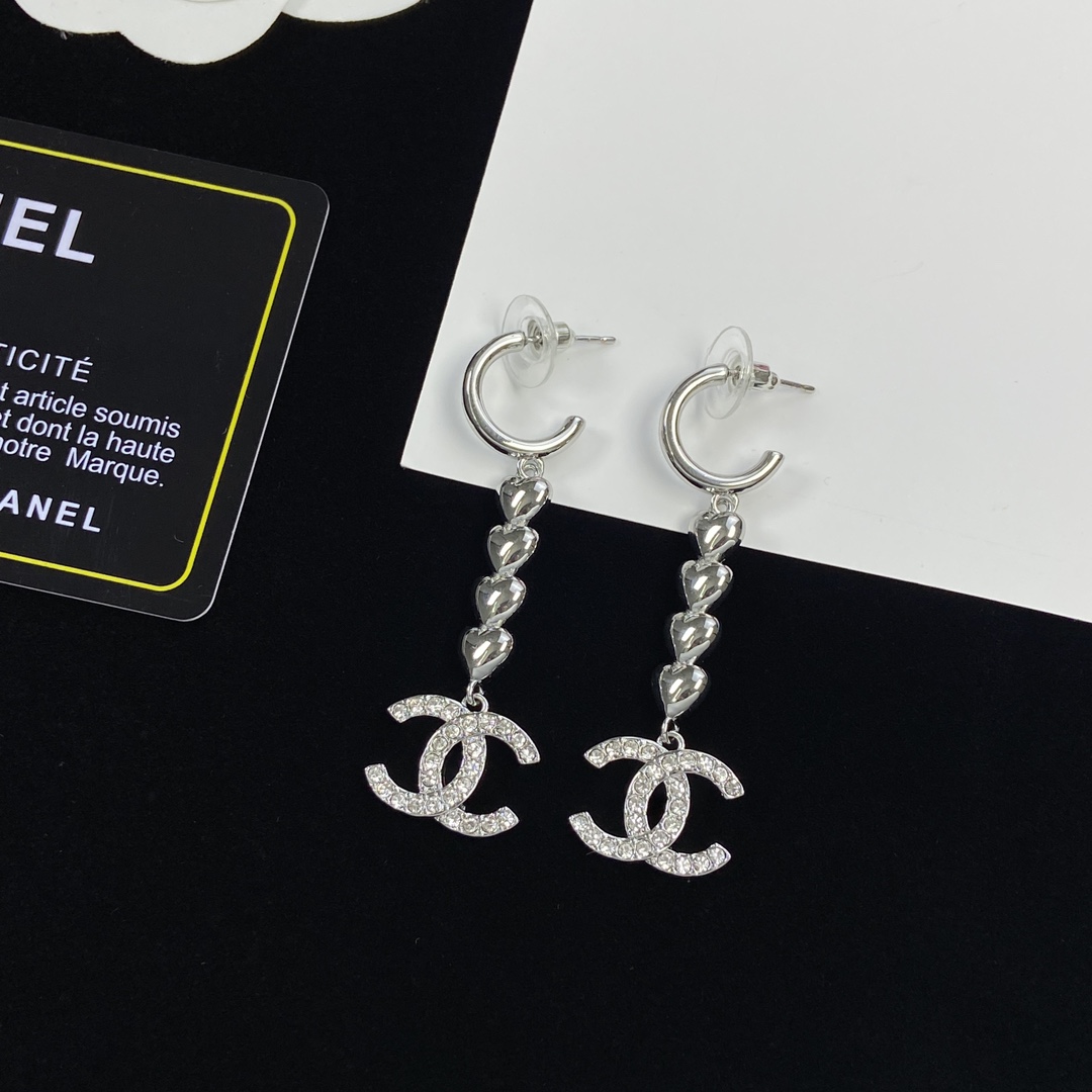 TOP CHANEL Metal Heart/Diamond Earrings - Silver