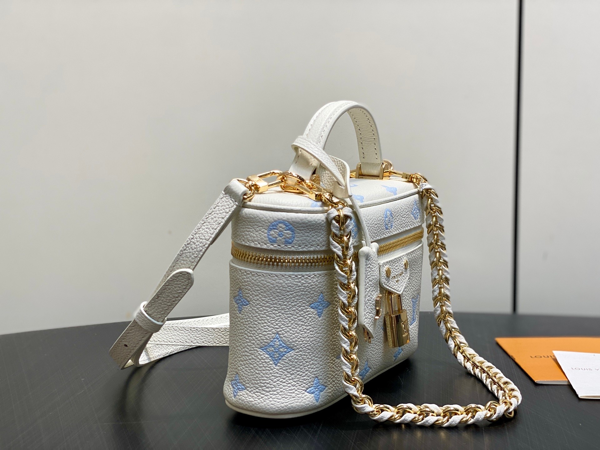 TOP Louis Vuitton LV Vanity Chain Pouch 11.5 x 6.5 x 19 cm - White