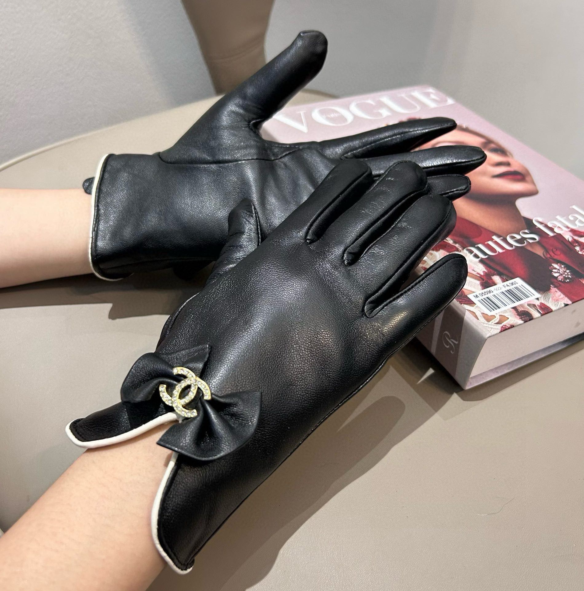 TOP CHANEL Gloves - Black