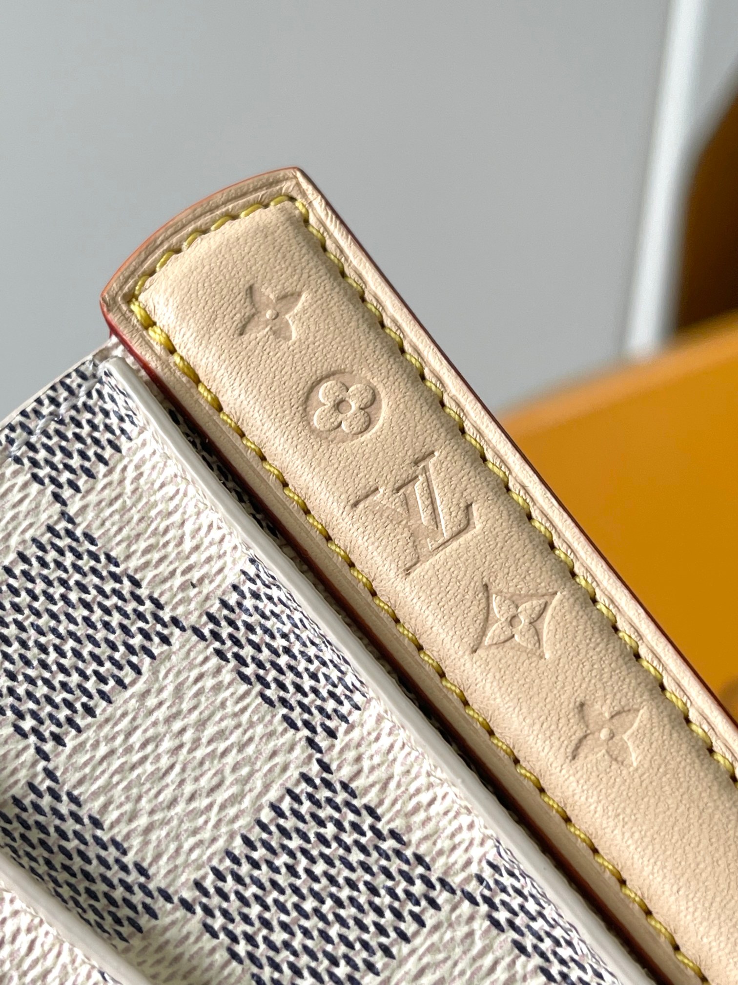 TOP Louis Vuitton LV Monogram Fan Handbag 19*6*37cm - White