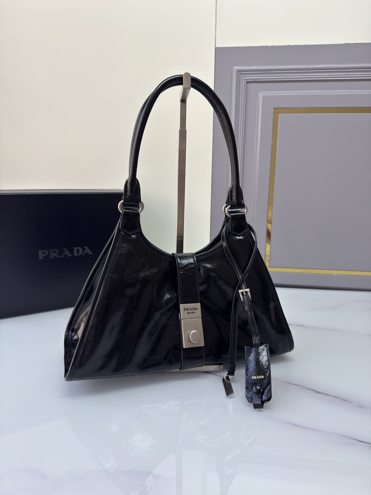 TOP PRADA Handbag Oil Wax 30.5x17.5x9cm - Black