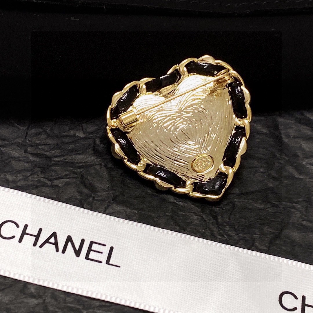 TOP CHANEL Heart Brooch-Red