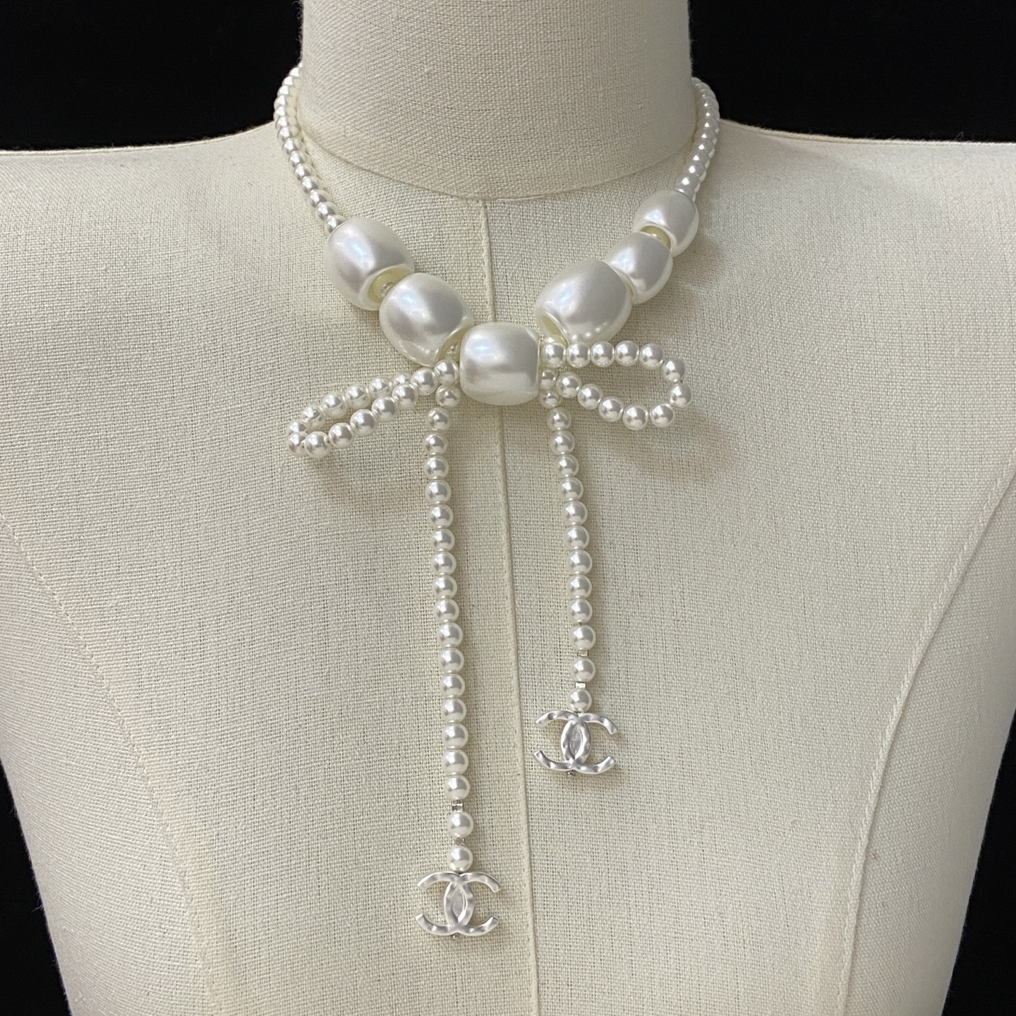 TOP CHANEL Long Pearl Necklace - White