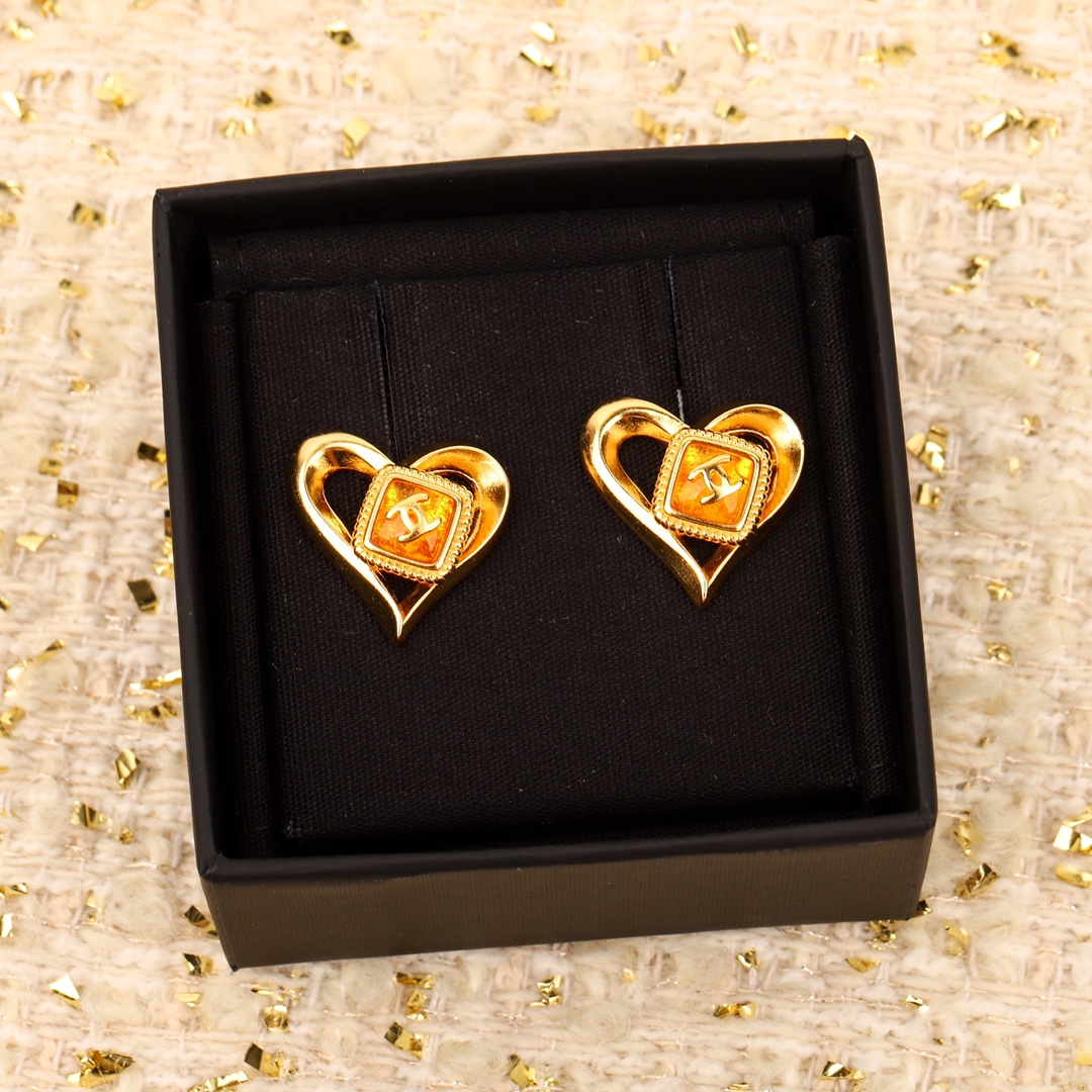 TOP CHANEL Heart Earrings