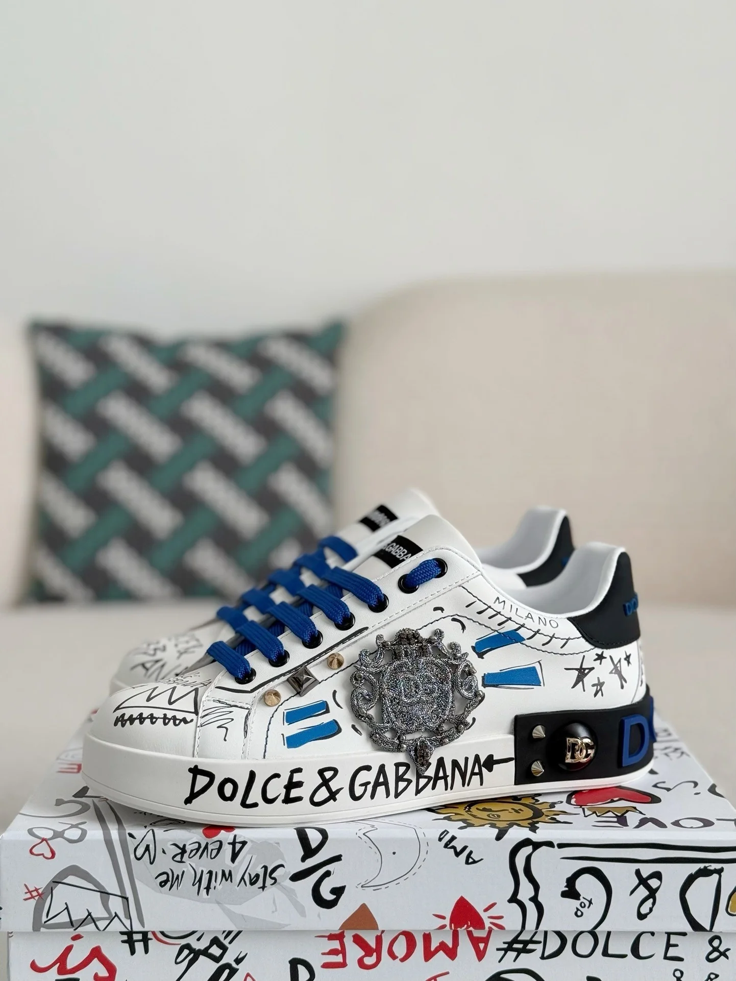 WWWShoes Graffiti Print Leather Low Top Sneakers Metal Badge Rivet Decor Streetwear Casual Skate Shoes
