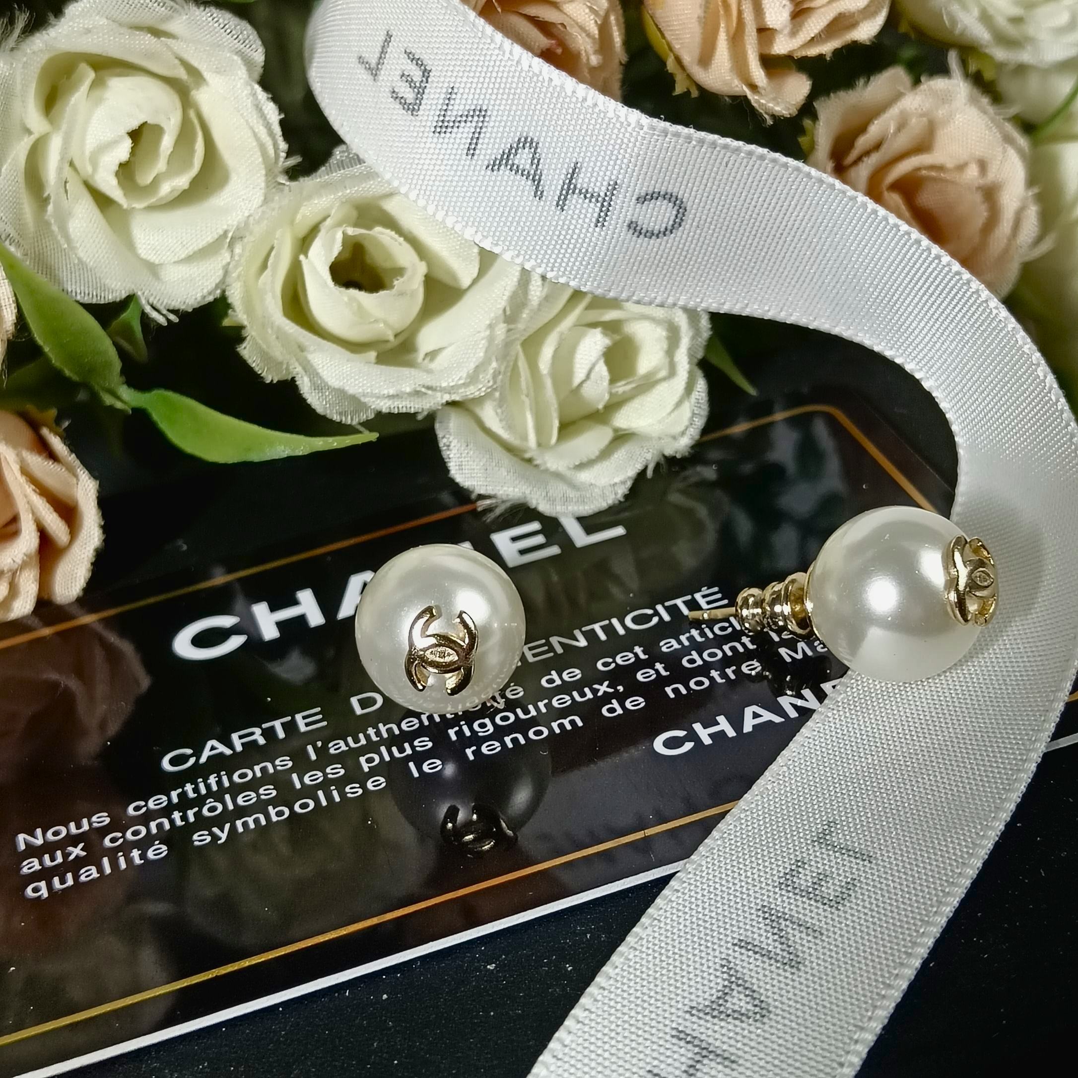 TOP CHANEL Pearl Earrings - Gold&White