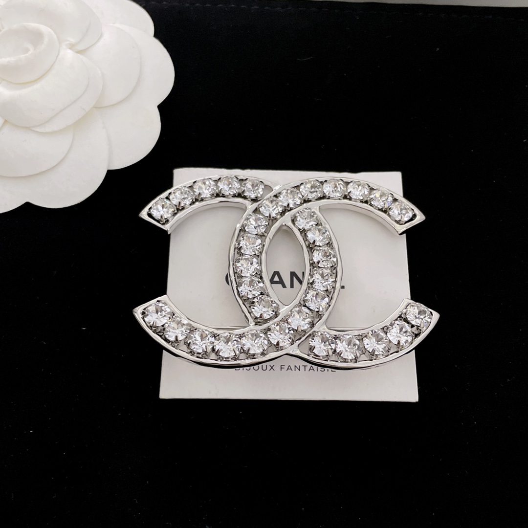 TOP CHANEL Double C Full Diamond Brooch