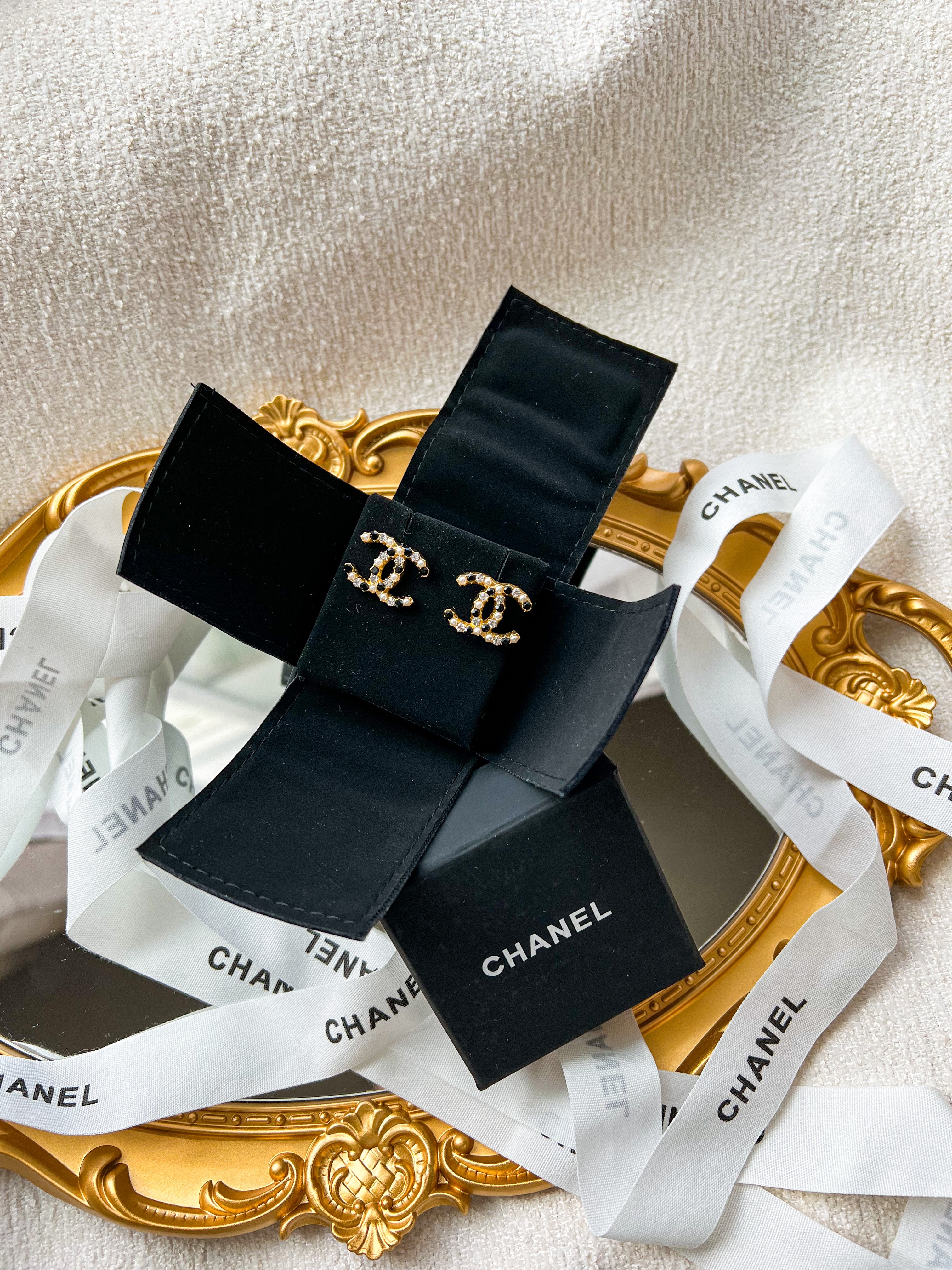 TOP CHANEL Stud Earrings w Black Stones