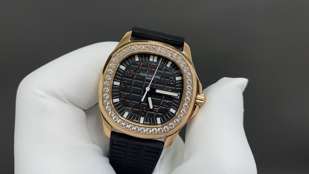 TOP Patek Philippe AQUANAUT Women's 35.6mm Watch - Black with Gold