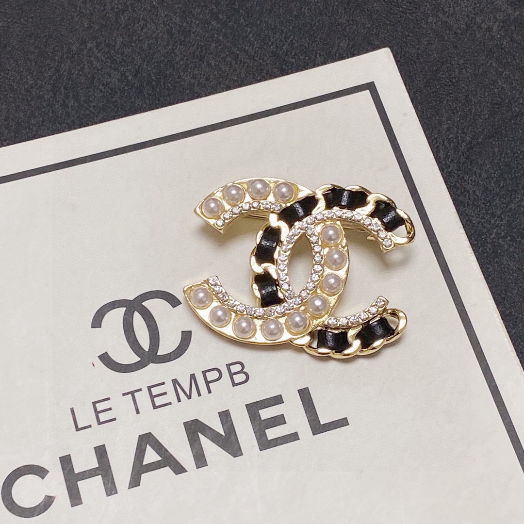 TOP CHANEL New Leather And Pearl Studded Brooch