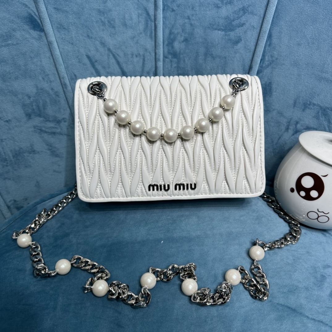 TOP Miu Miu Lambskin Sliding Metal and Pearl Shoulder Strap Bag 19 x 13 x 5 cm - 3 Color