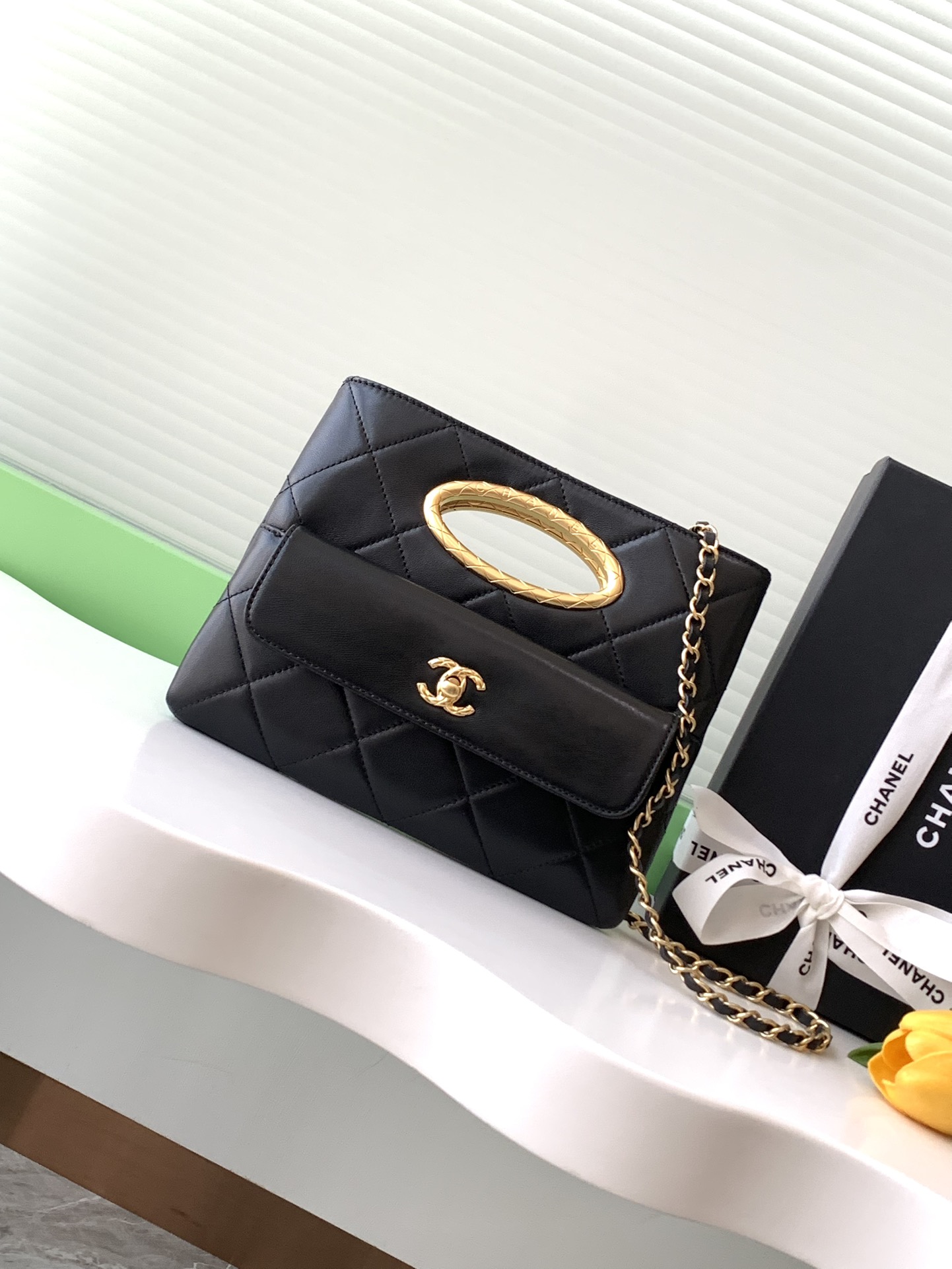 TOP CHANEL 24B Handbag 19*25*3cm - Black