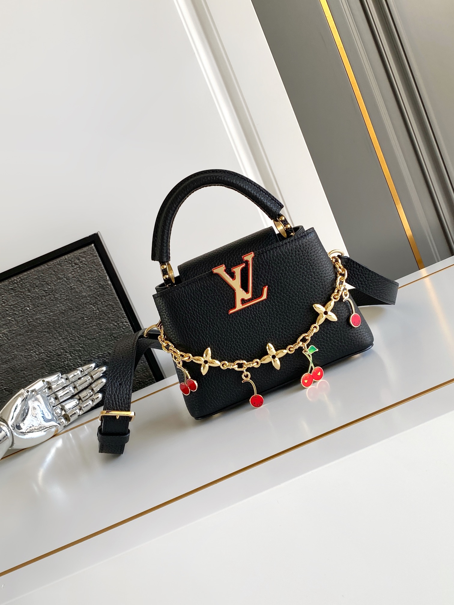 TOP Louis Vuitton LV Capucines Bag 21cm/27cm - Black